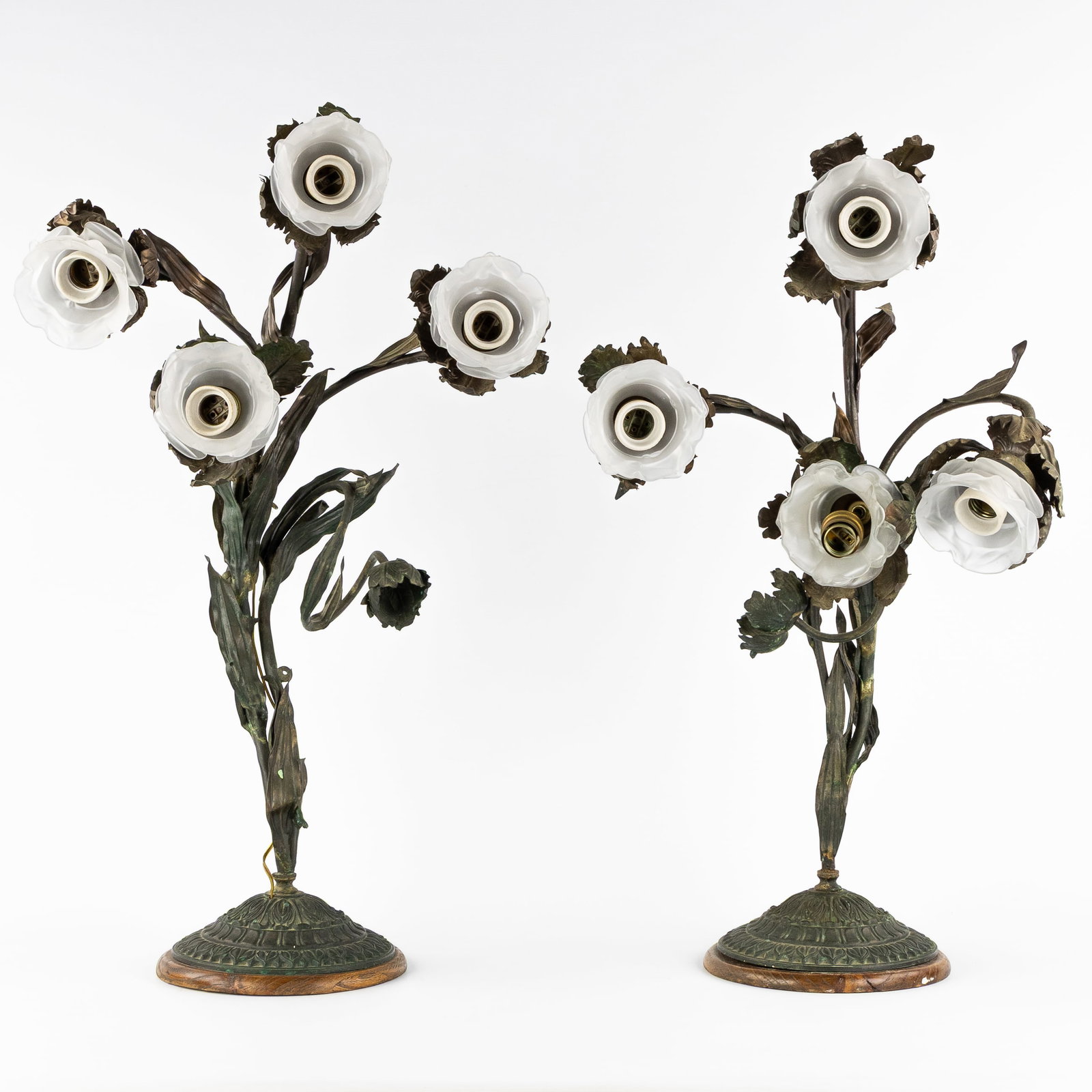 A Pair of Art Nouveau table lamps, brass and frosted glass, circa 1900.: A Pair of Art Nouveau table lamps, brass and frosted glass, circa 1900. Brass, wood, and frosted glass.Pair of flower-shaped table lamps.Art Nouveau, circa 1900. (47 x 77 x 25 cm)