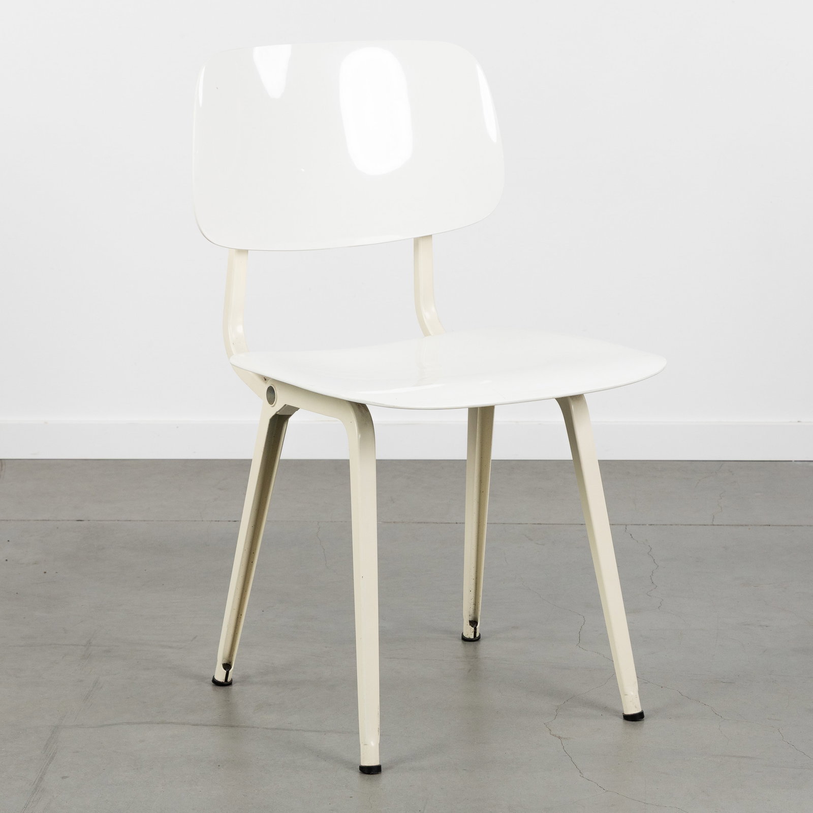 Friso Kramer (1922-2019) 'Ahrend Revolt', a chair, for Ahrend, Netherlands, circa 2000. (1 of 12)