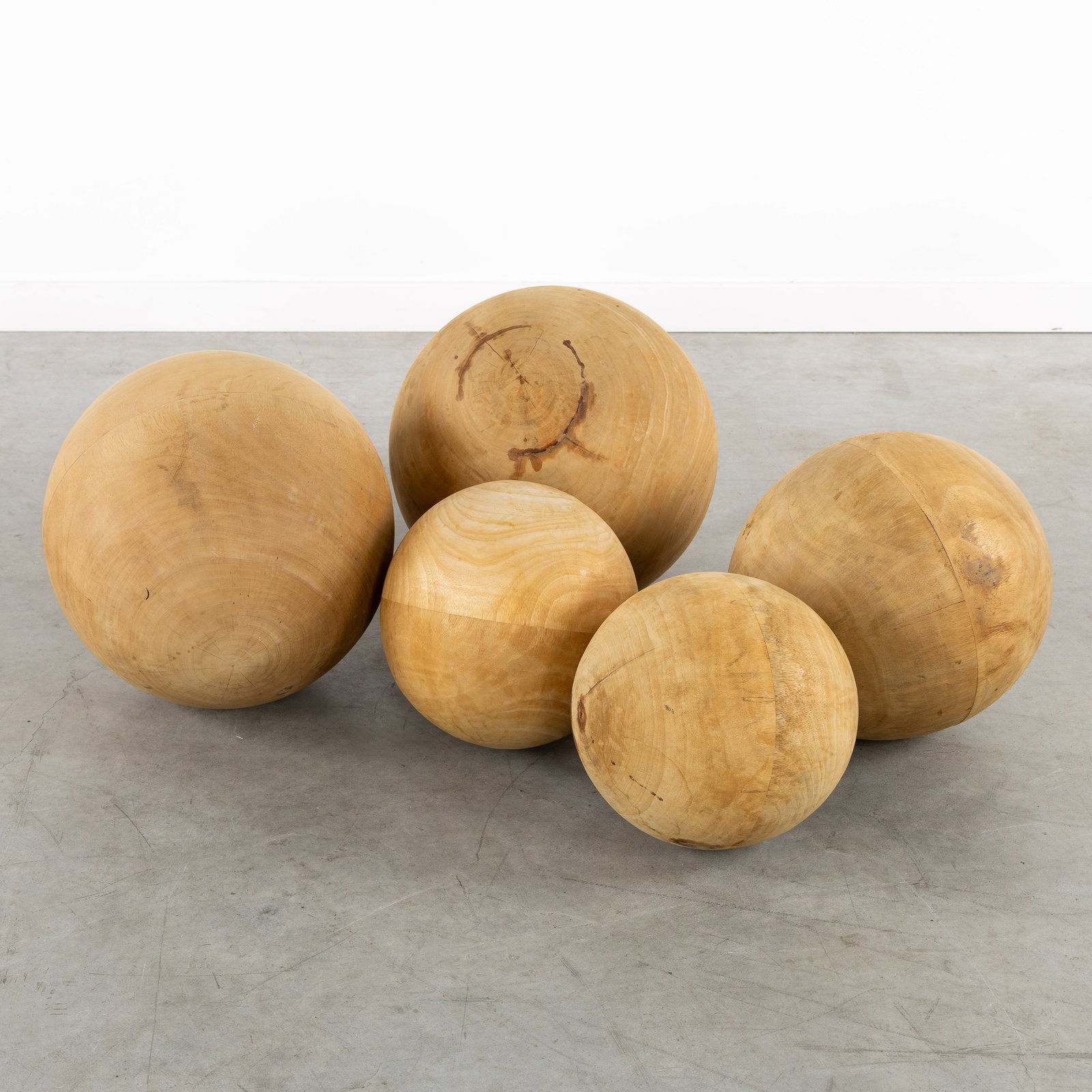A Set of 5 decorative wooden balls.: A Set of 5 decorative wooden balls. Turned wood.Diameters: 35 cm / 35 cm / 30 cm / 25 cm / 25 cm. (35 x 0 x 0 cm)