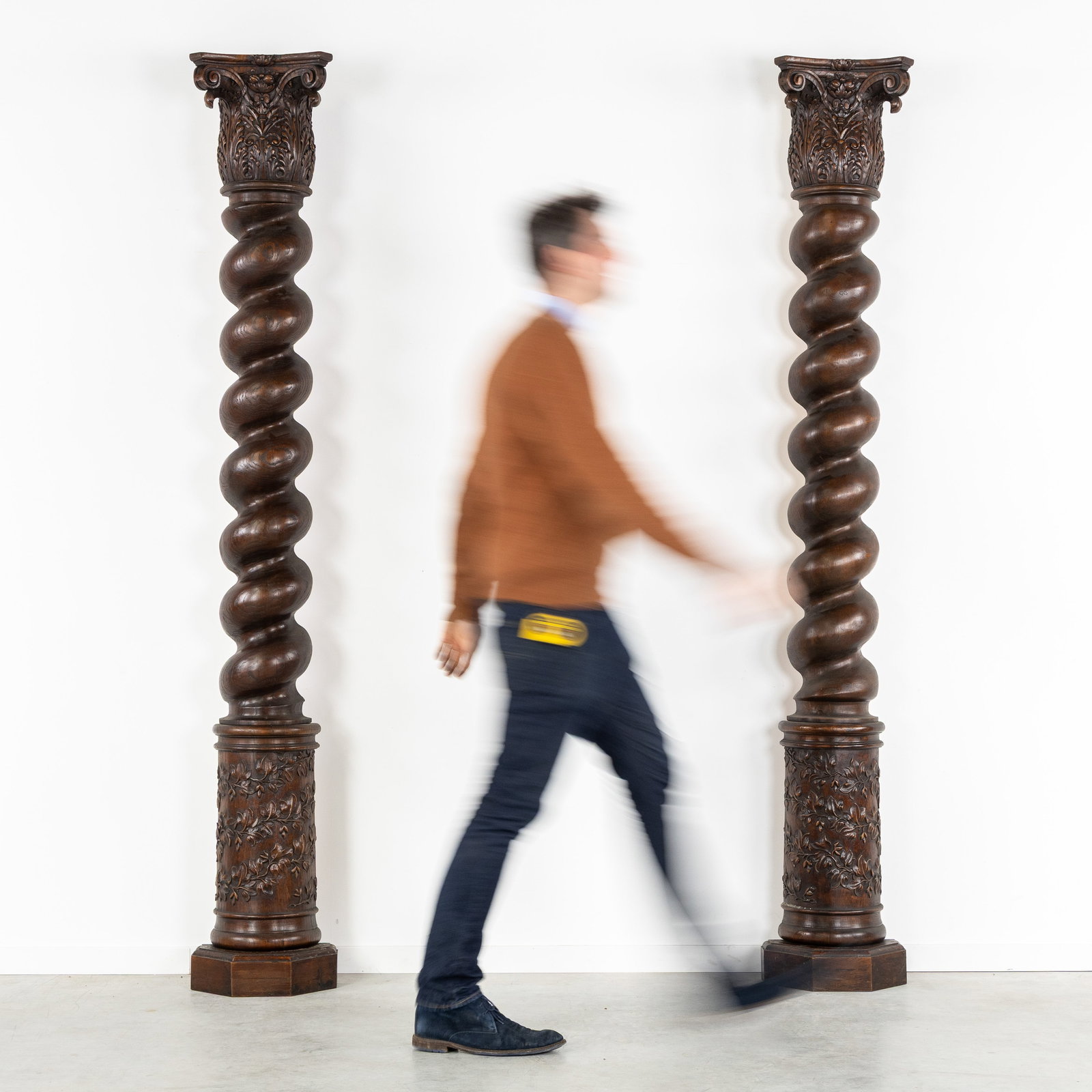 A Pair of large, wood-sculptured Solomonic pilaster columns with capitals, Baroque style, 20th C. (1 of 7)