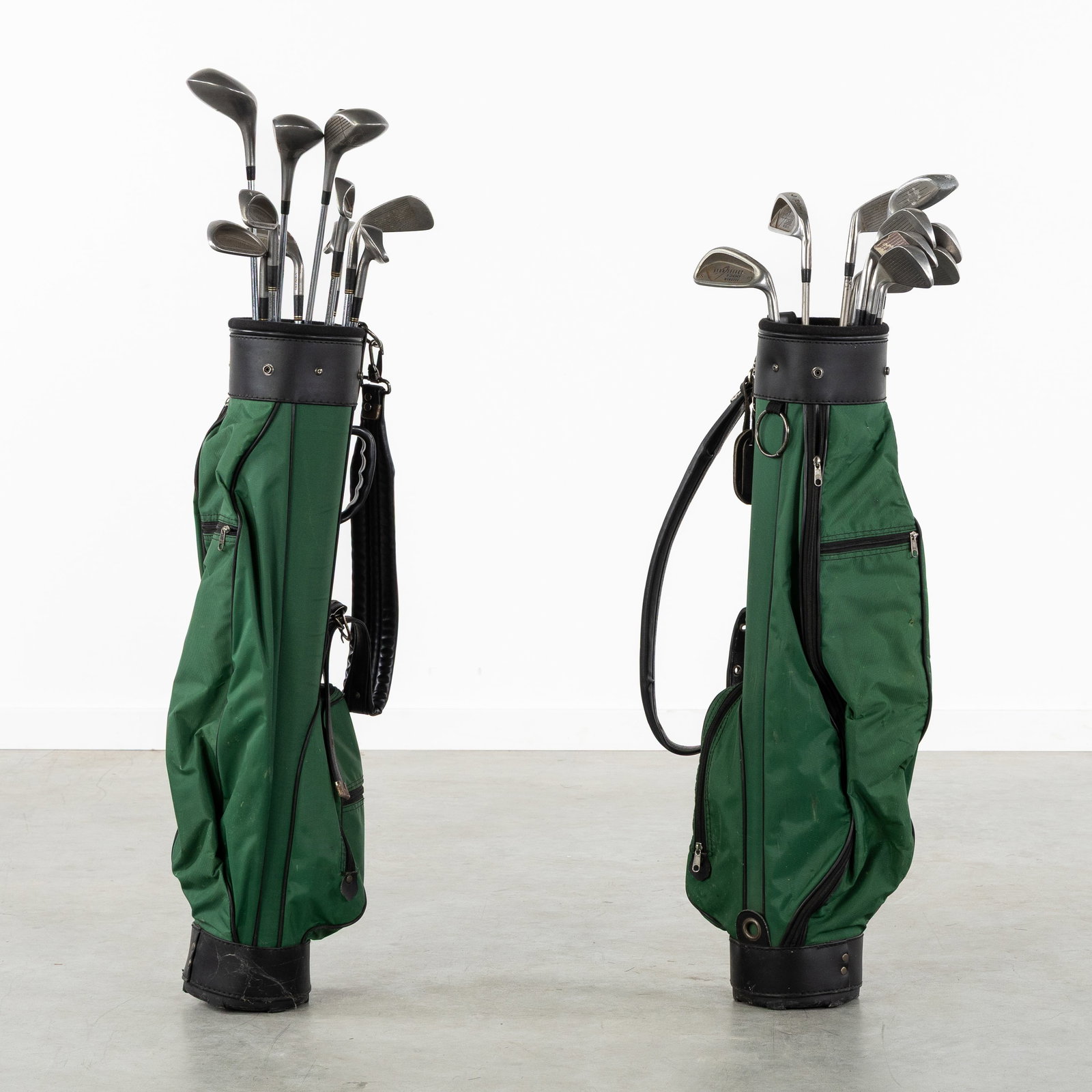 Mizuno and Wilson, two sets of golf clubs in vintage bags.: Mizuno and Wilson, two sets of golf clubs in vintage bags. Mizuno (11 clubs): 1, 3, 4, 5, 6, 7, 8, 9, S, and P (2x).Wilson (9 clubs): 3, 4, 5, 6, 7, 8, 9, S, and P. (20 x 115 x 20 cm)