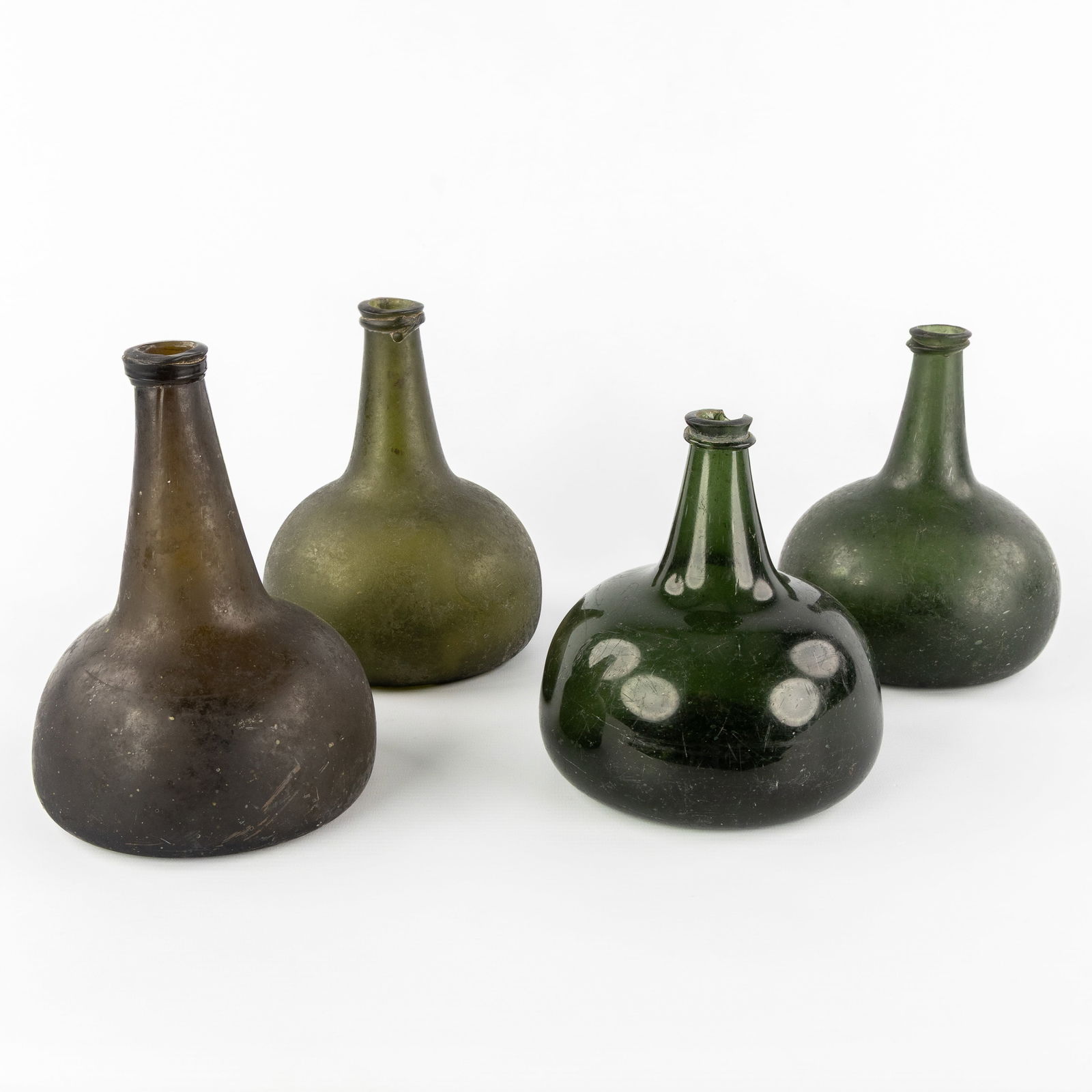 Four Dutch wine bottles or 'Onion' bottles, green 'wald' glass, 17th/18th C. (1 of 6)