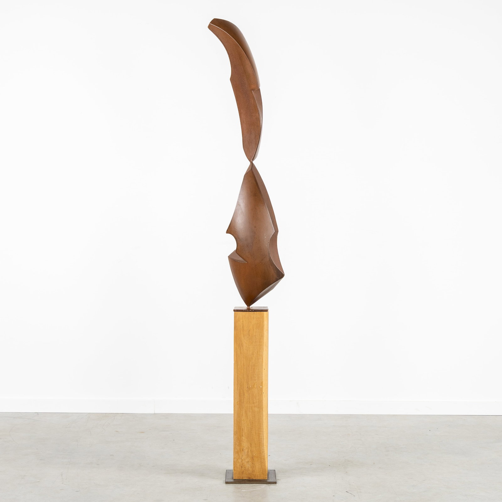 Giovanni Gelmi (1953) 'Abstract Sculpture', Corten steel.: Giovanni Gelmi (1953) 'Abstract Sculpture', Corten steel. Corten steel or weathering steel, mounted on a wooden base/pedestal.Signed 'Gelmi'. Dimensions including the pedestal.