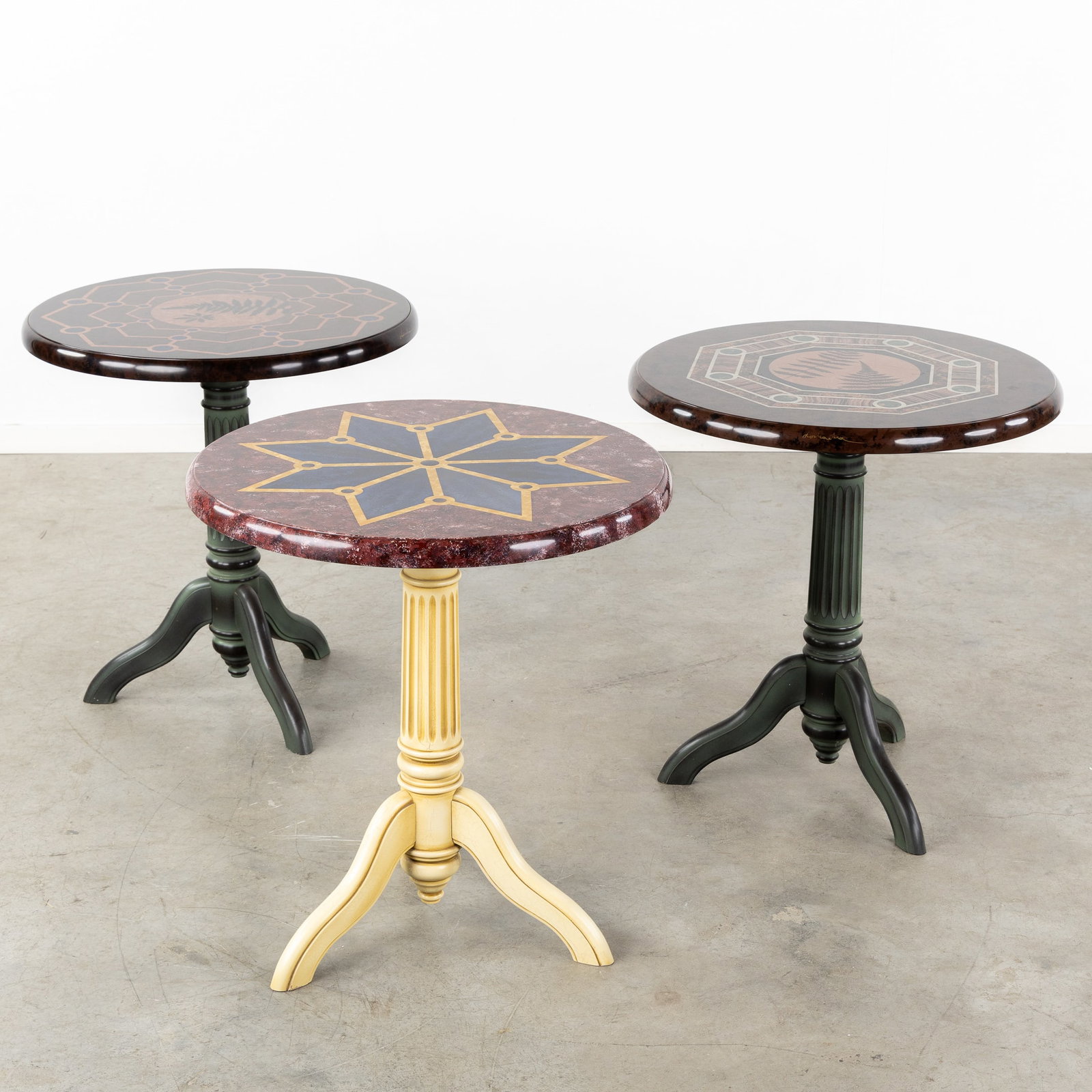 La Strada, three decorative side tables with a: La Strada, three decorative side tables with a "Ferns" decor and a geometric "Faux Marble" decor. Faux marble, finished with fern and geometric decor. Signed La Strada. 20th century. (67 x 72 x 0 cm)