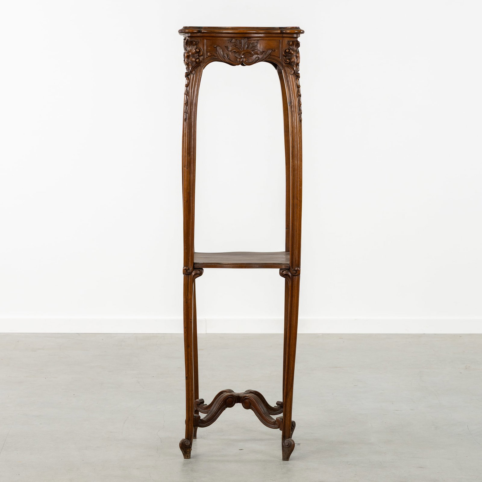 A Large, Wood-sculptured Two-Tiered Pedestal or Stand, Louis XV style.: A Large, Wood-sculptured Two-Tiered Pedestal or Stand, Louis XV style. Sculptured wood. Pedestal or (plant) stand with two tiers. Louis XV style. (39 x 138 x 40 cm)