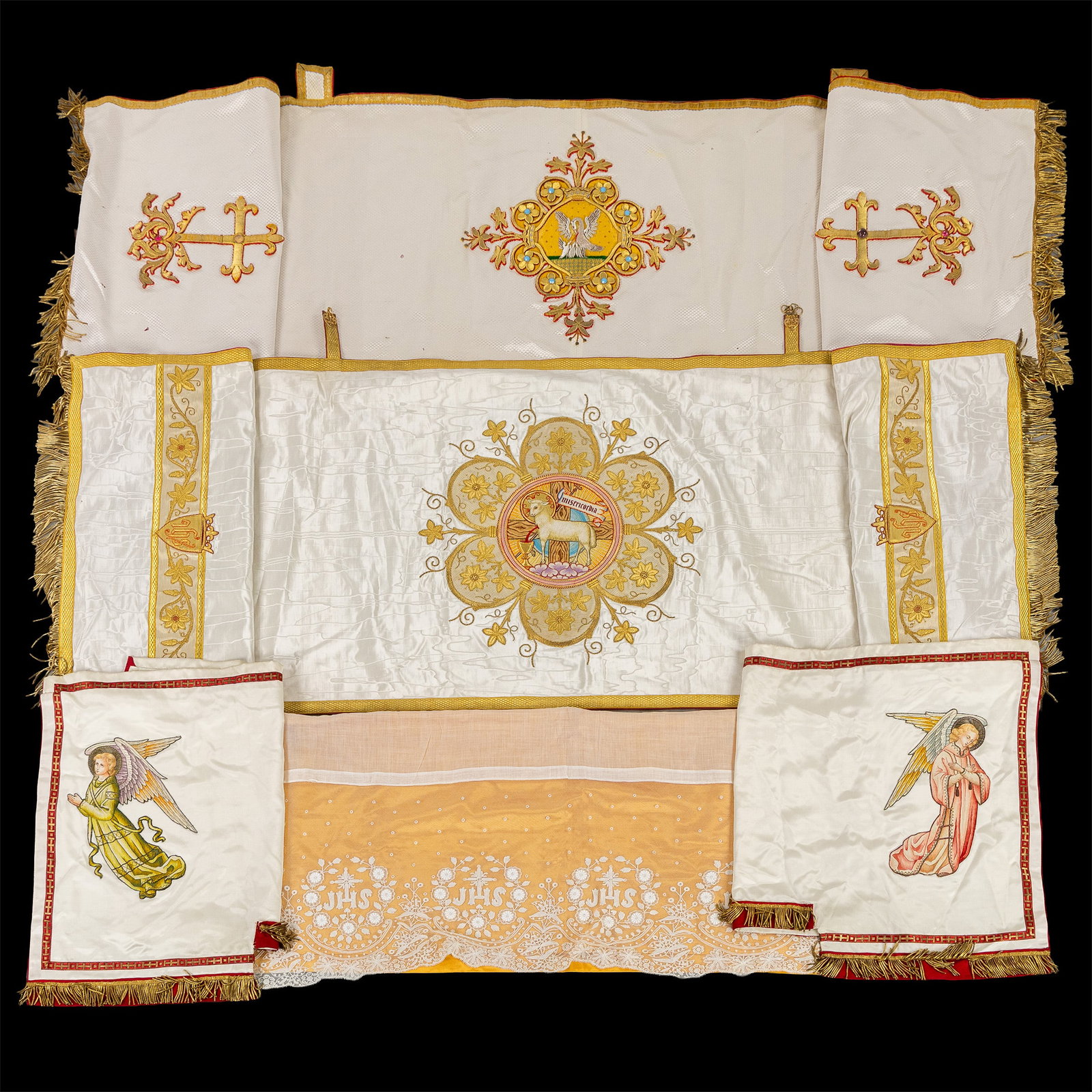 Lithurgical Vestments: two Humeal Veils, a conopeum and an altar cloth. Lacework and embroidery (1 of 8)