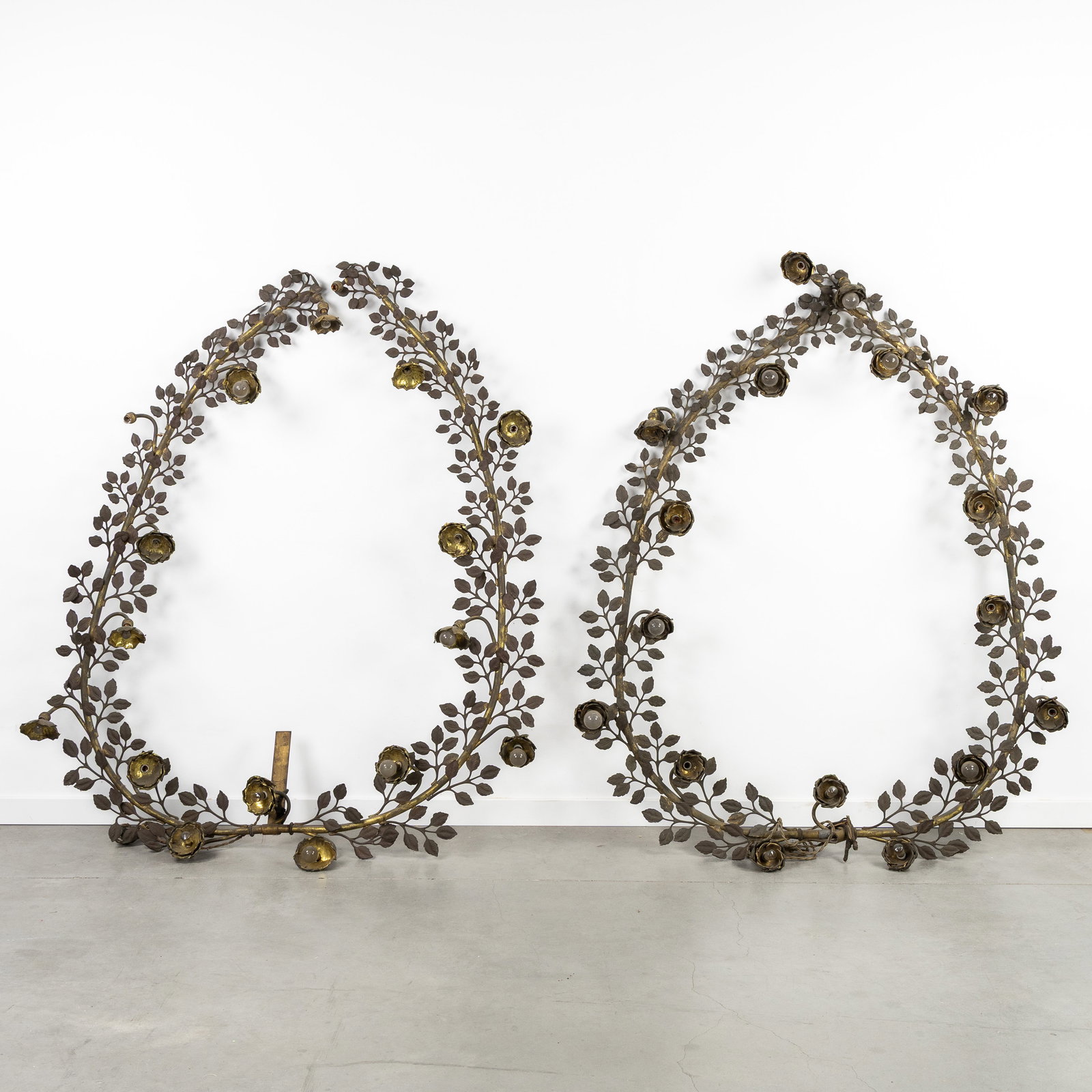 A Pair of large illuminated wreaths for a statue of a saint, brass, circa 1920-1930.: A Pair of large illuminated wreaths for a statue of a saint, brass, circa 1920-1930. (120 x 145 x 0 cm)