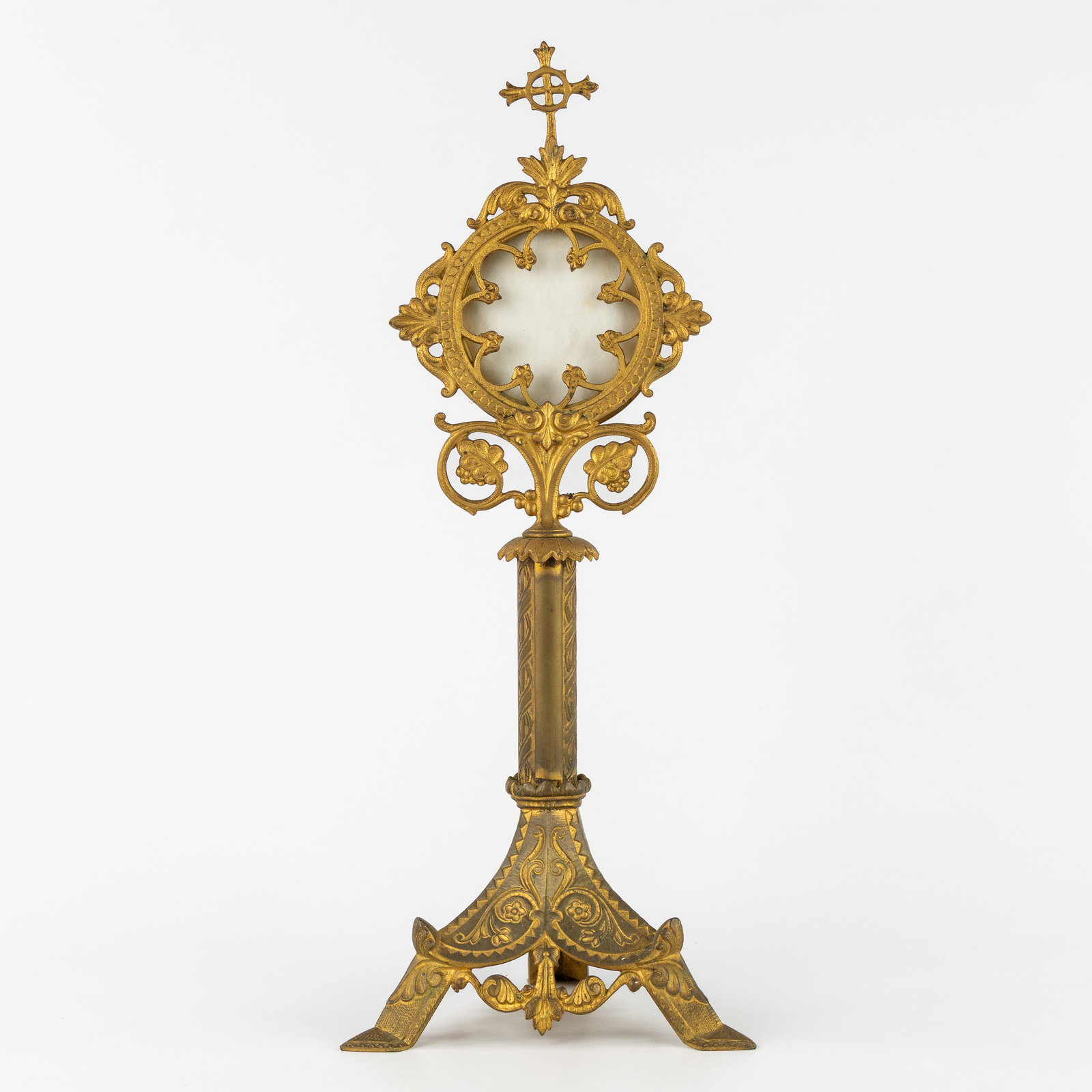 A Reliquary monstrance, gilded brass, without relic. Gothic Revival, late 19th C.: A Reliquary monstrance, gilded brass, without relic. Gothic Revival, late 19th century. Inner diameter of reliquary holder: 8.2 cm. (18 x 43 x 16 cm)