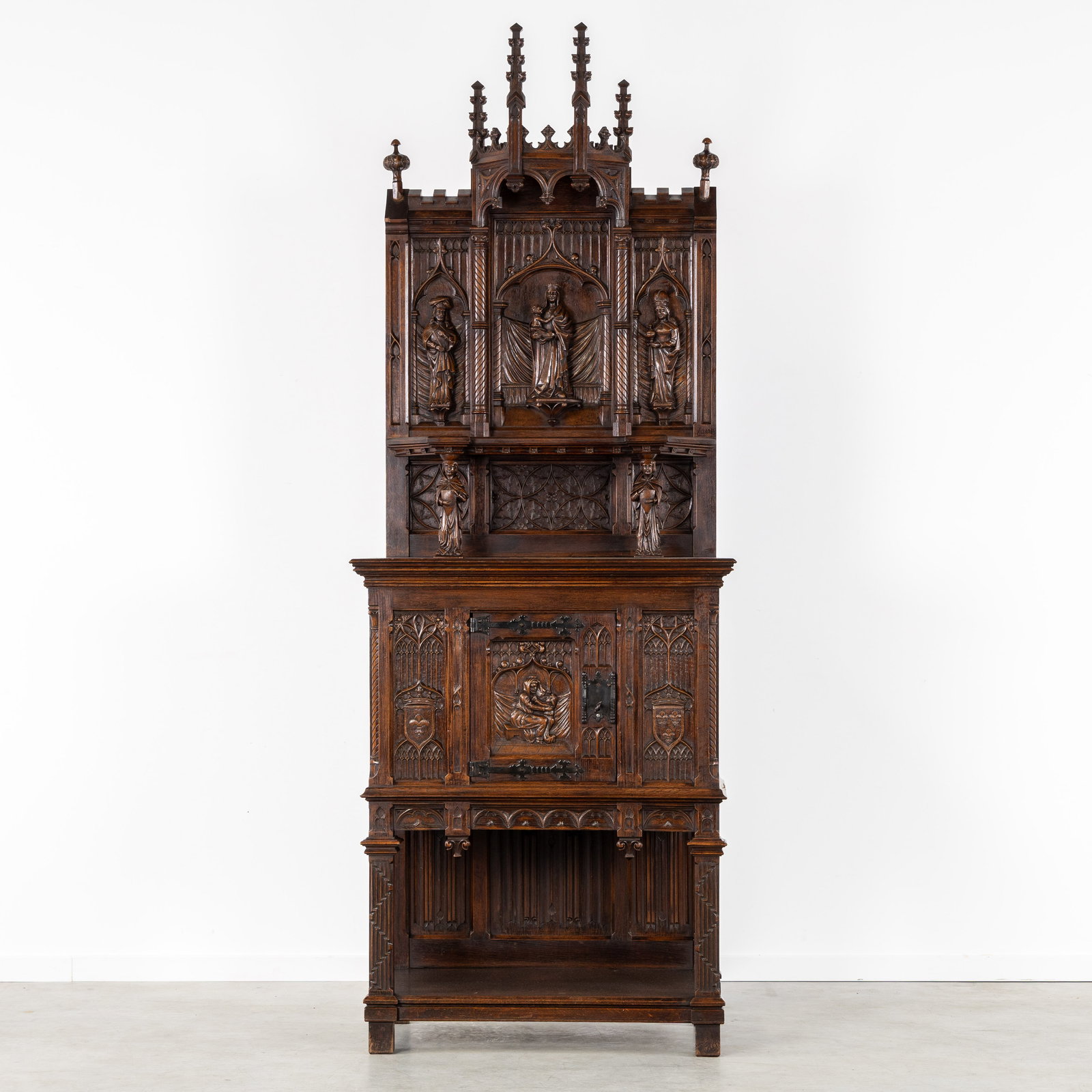 A Gothic Revival show cabinet with sculptured statues of Saints and the Virgin Mary, 19th C. (1 of 10)
