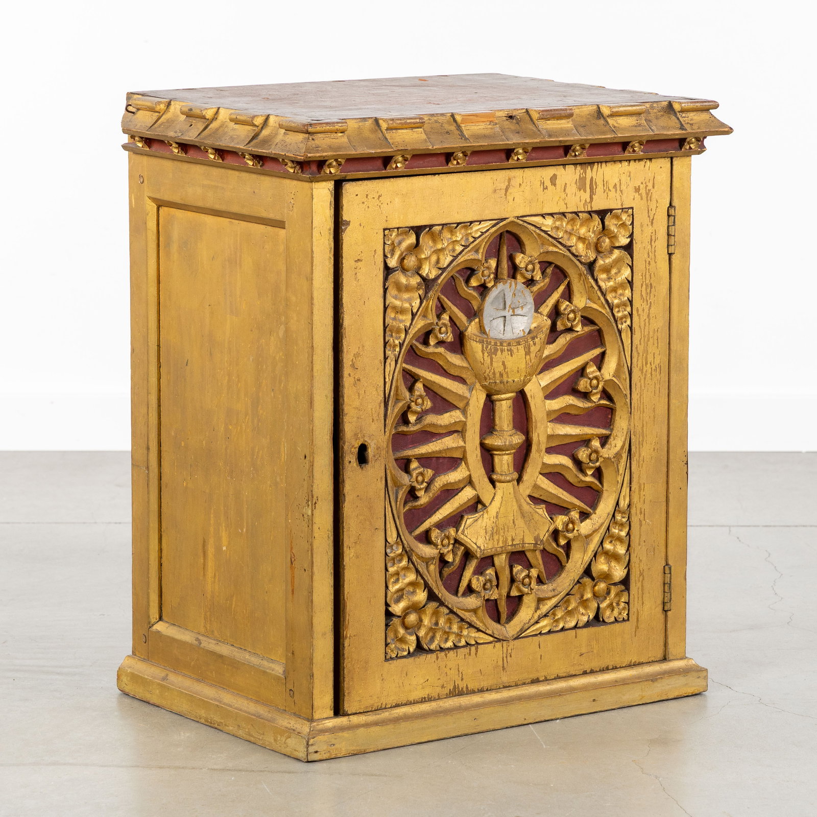 A Gothic Revival tabernacle with the Holy Grail, sculptured and gilded wood. (1 of 8)