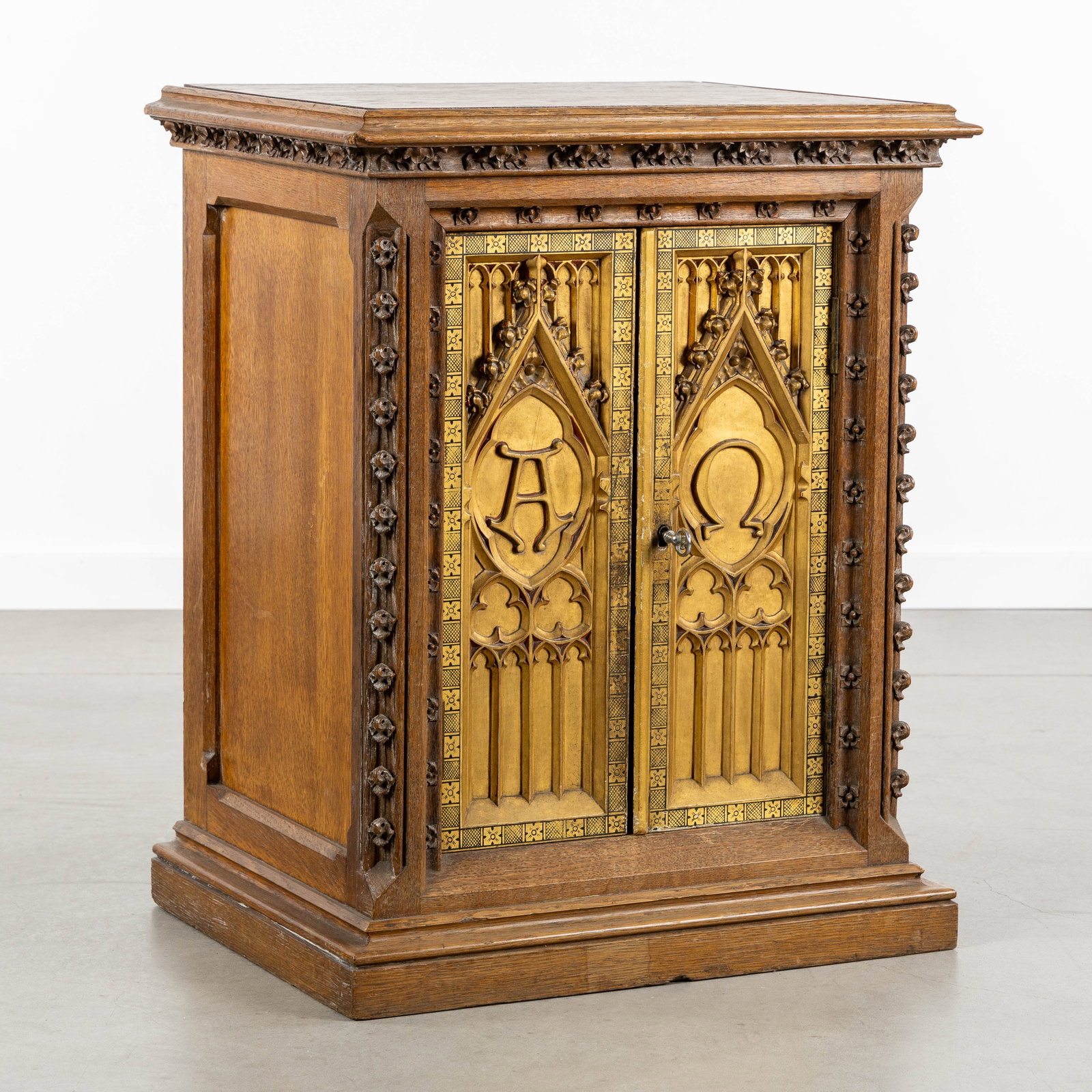 A Wood-sculptured tabernacle, gilded and patinated wood, Alpha and Omega monogram, Gothic Revival. (1 of 8)