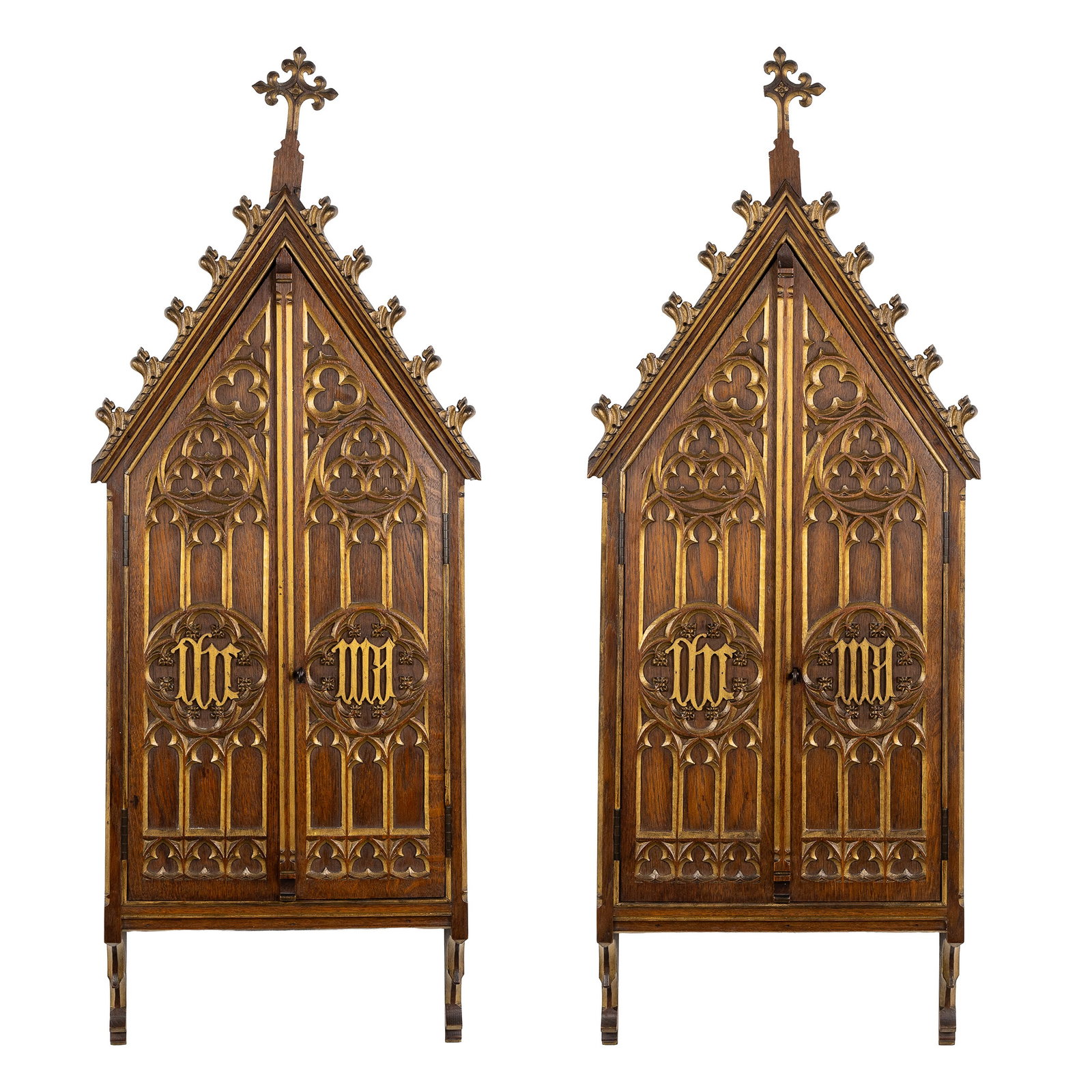 A Pair of Gothic Revival hanging cabinets, sculptured and gilded wood. Circa 1880-1920.: A Pair of Gothic Revival hanging cabinets, sculptured and gilded wood. Circa 1880-1920. Sculptured and gilded wood.Architecturally designed hanging cabinets or relic cabinets, decorated with sculpture
