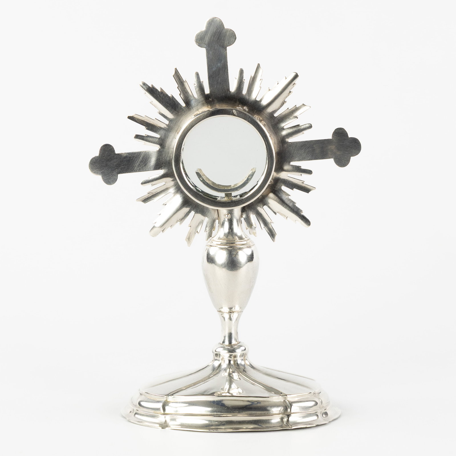 A Silver Sunburst monstrance, Baroque period, 18th C. Silver, 216g.: A Silver Sunburst monstrance, Baroque period, 18th century. Silver. Sunburst monstrance, with lunula. Baroque period. Silver. Unmarked, silver tested. Total gross weight: 216 g. <br