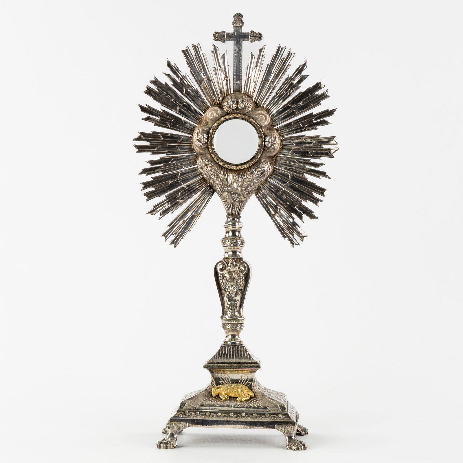 A Sunburst monstrance with cherub heads and Agnus Dei, silver and silver-plated metal, Baroque (1 of 10)