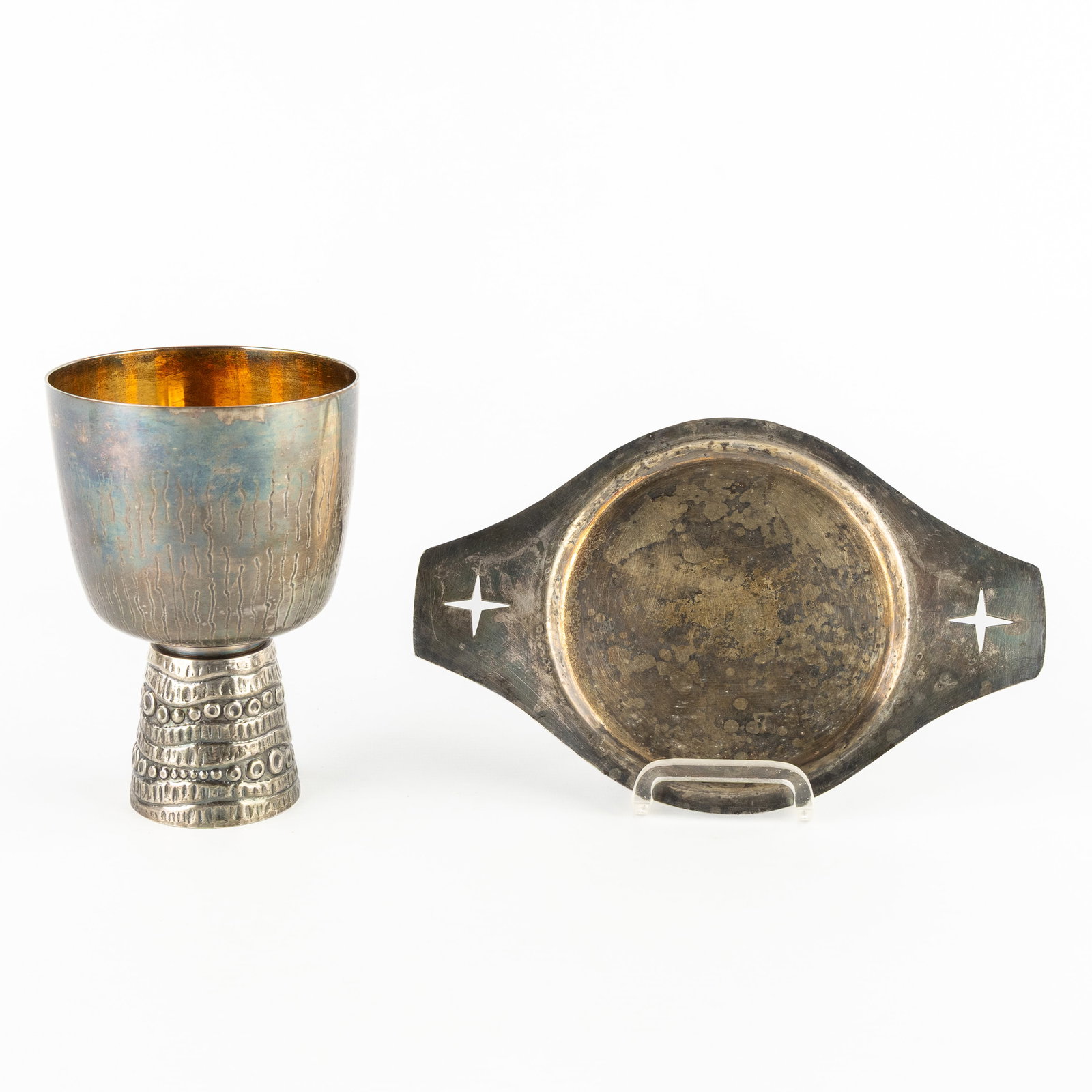 Slabbinck, Bruges, a Chalice and a sacramental bread platter. Silver and gold-plated metal. 20th (1 of 8)