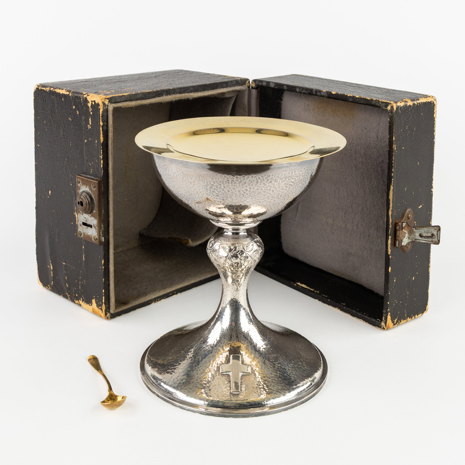 Mouraux, a silver Art Deco chalice with gilded paten and spoon, Bruges, circa 1940. Silver. (1 of 15)