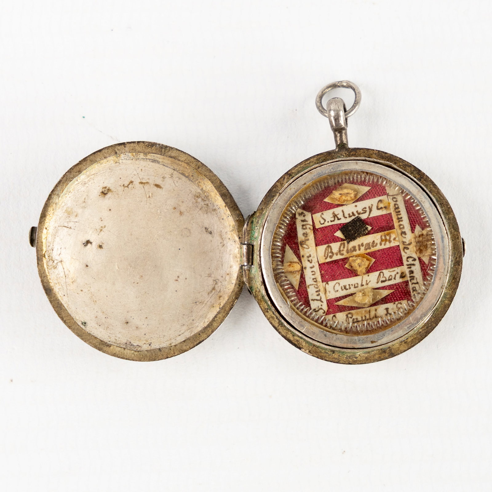 A sealed Multi-Theca with relics for Saints and Martyrs, mounted in a silver pendant.: A sealed Multi-Theca with relics for Saints and Martyrs, mounted in a silver pendant. Relikwieën voor: Saint Aloyis of Gonzaga Confessoris (S. Aloisy C.) Blessed Clara (B. Clarae ...) Sai
