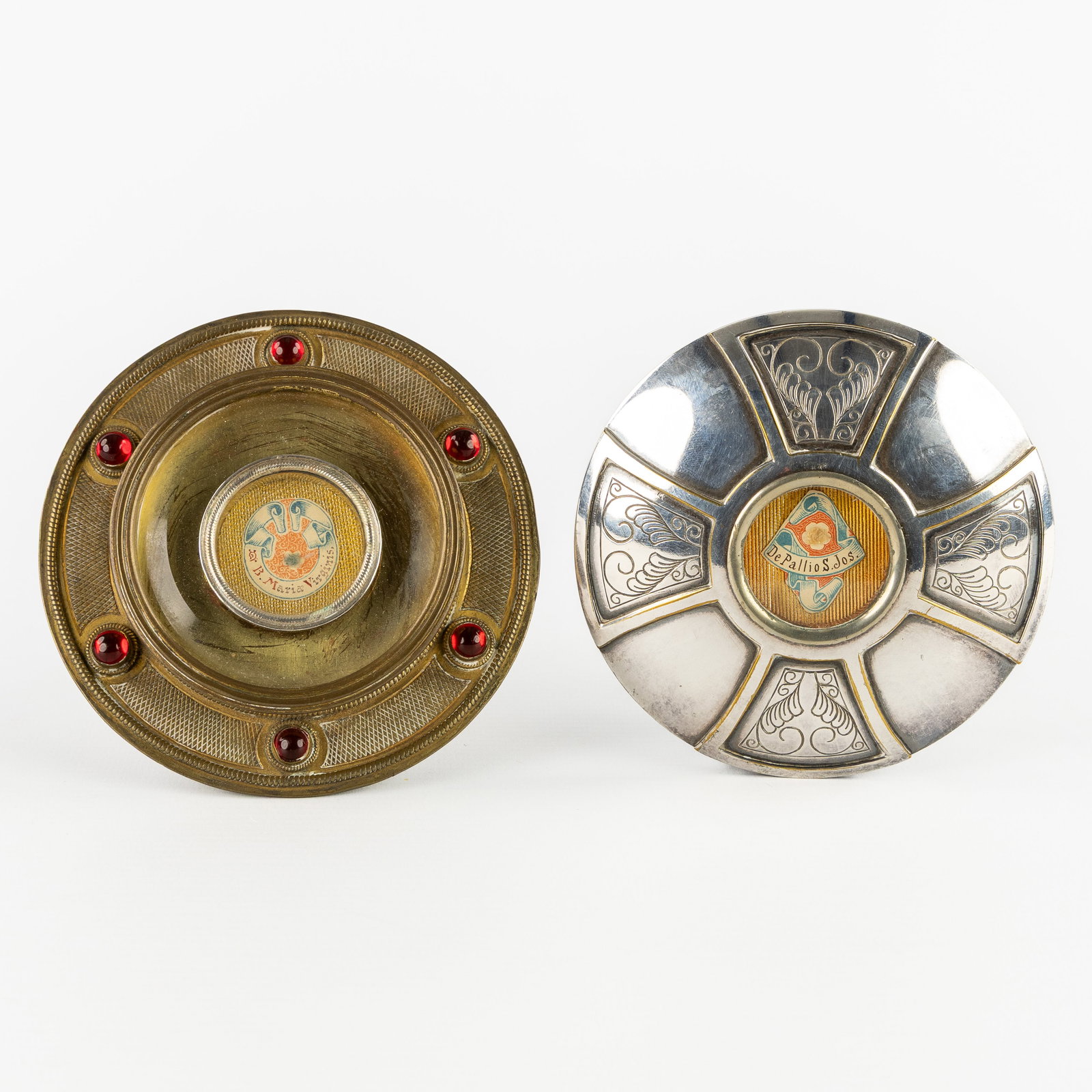 RelikwieTwo osculatoria with sealed theca and relics of the Virgin Mary and Saint Joseph. Gothic: Two osculatoria with sealed theca and relics of the Virgin Mary and Saint Joseph. Gothic Revival. An osculatorium mounted with a sealed theca for Saint Joseph. From the cloak of Saint Joseph, spouse o