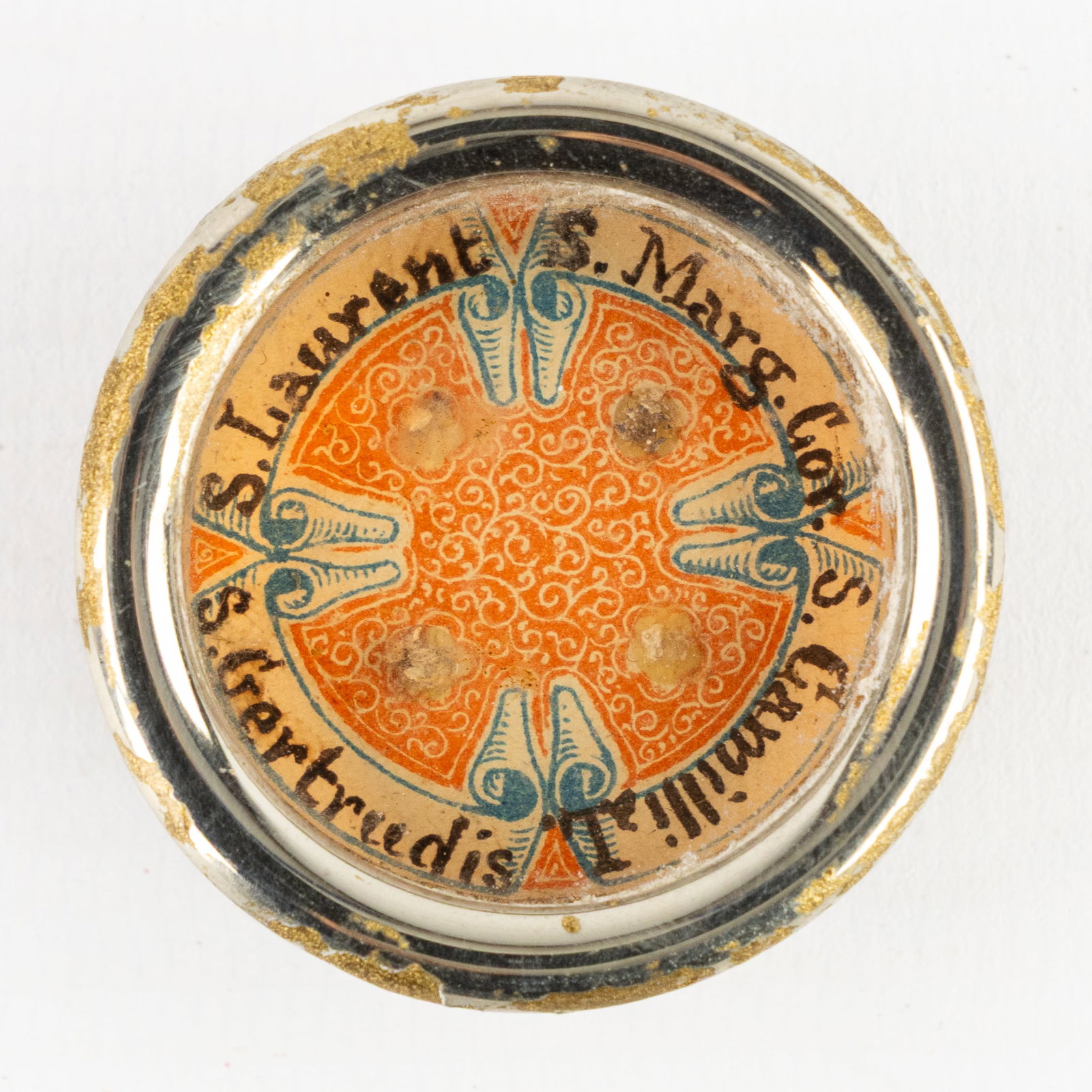 A sealed multi theca with relics for saints Margareta , Camillus, Gertrude en Laurent . Inclusief (1 of 3)