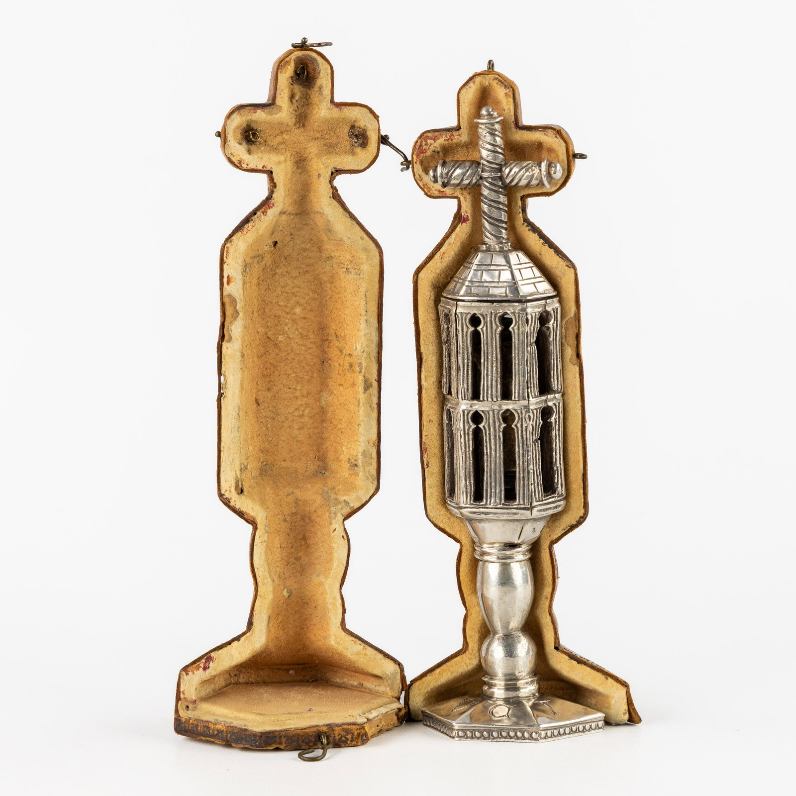 Haute époque, An Exceptional antique reliquary dedicated to Saint Lucy, silver, Barcelona. Circa (1 of 9)