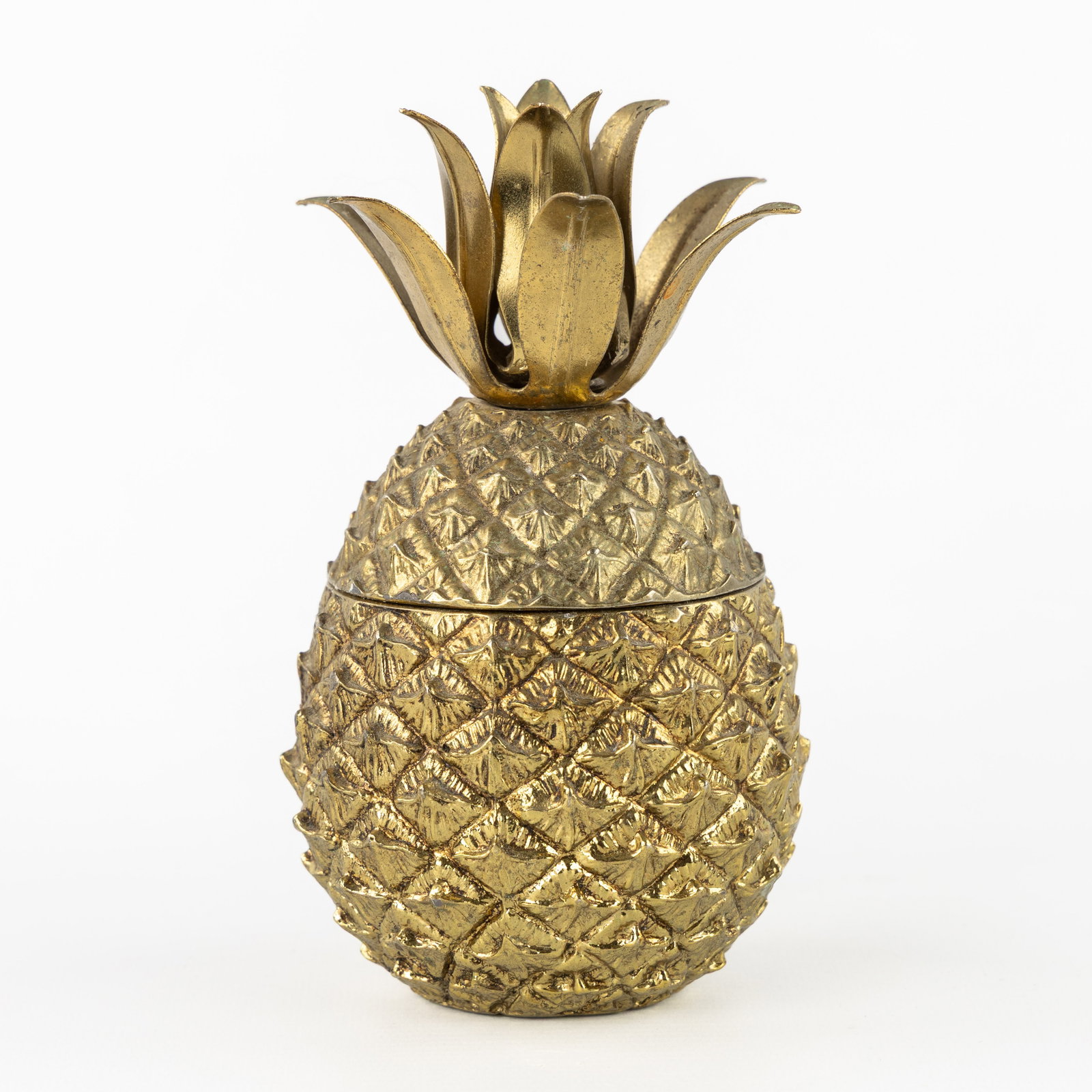 Mauro Manetti (XX) 'Pineapple', a small ice pail.: Mauro Manetti (XX) 'Pineapple', a small ice pail. Gilded metal.Signed M/M, Made in Italy. Dimensions: (W:9 x H:16 cm) The absence of a condition report does not imply a perfect item. Please send us an