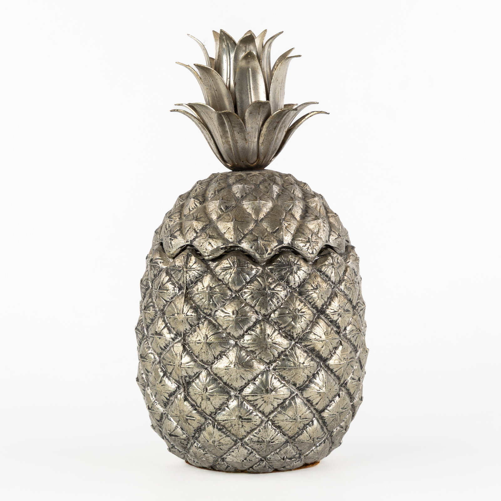 Mauro Manetti (XX) 'Pineapple', anl ice pail.: Mauro Manetti (XX) 'Pineapple', an ice pail. Signed M/M, Made in Italy. Dimensions: (W:13 x H:26 cm) The absence of a condition report does not imply a perfect item. Please send us an e-mail to reques