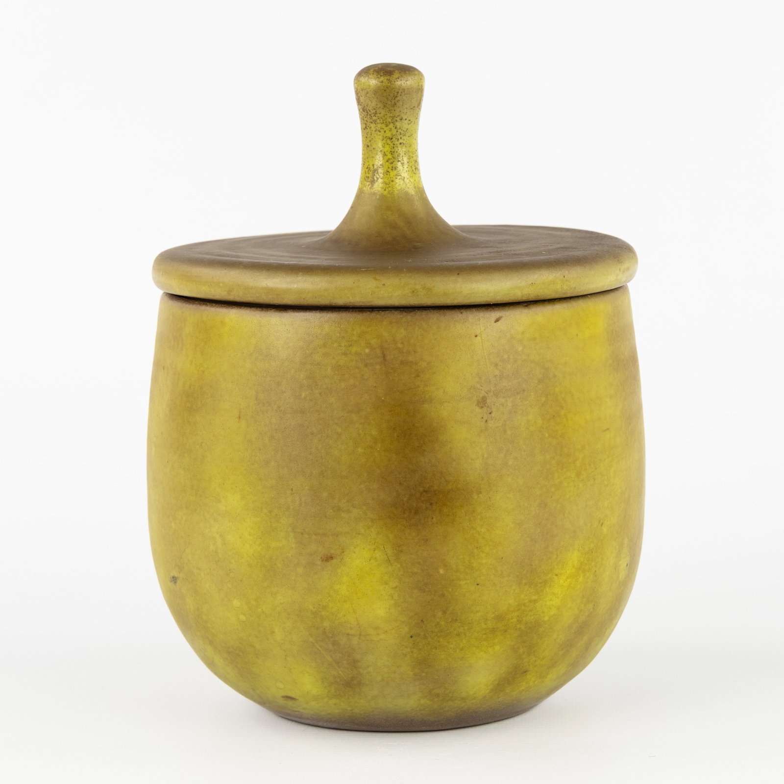 Jacques & Dani Ruelland (XX-XXI) 'Vase with a lid', glazed ceramics.: Jacques & Dani Ruelland (XX-XXI) 'Vase with a lid', glazed ceramics. Ceramic with green glaze.Signed at the base: 'Ruelland.' France, circa 1960-1970. Dimensions: (W:18,5 x H:24 cm) Condition: The vas