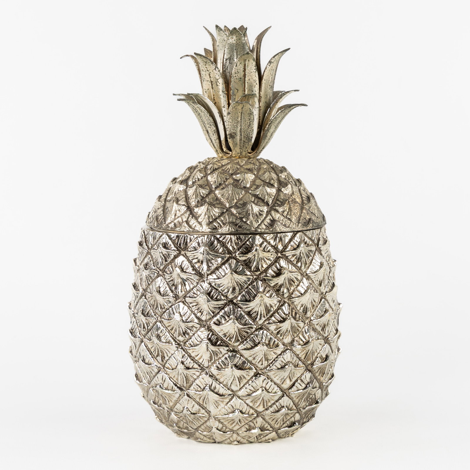 Mauro Manetti (XX) 'Pineapple', an ice pail.: Mauro Manetti (XX) 'Pineapple', an ice pail. Signed M/M, Mod. Ris, Made in Italy. Dimensions: (W:13 x H:26 cm) The absence of a condition report does not imply a perfect item. Please send us an e-mail
