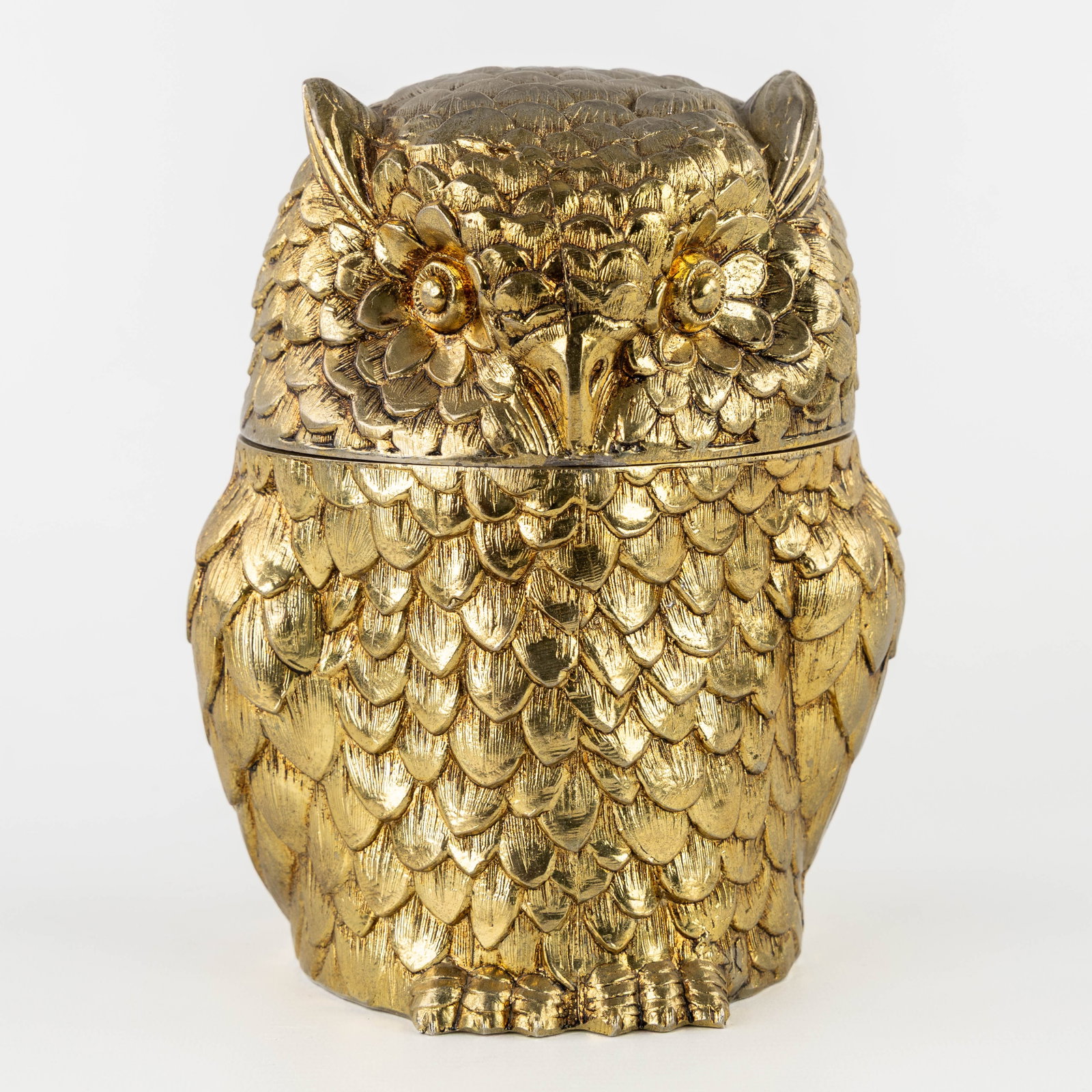 Mauro Manetti (XX) 'Owl', an ice pail.: Mauro Manetti (XX) 'Owl', an ice pail. Gilded metal.Signed M/M, Italy. Dimensions: (W:15 x H:20 cm) The absence of a condition report does not imply a perfect item. Please send us an e-mail to request