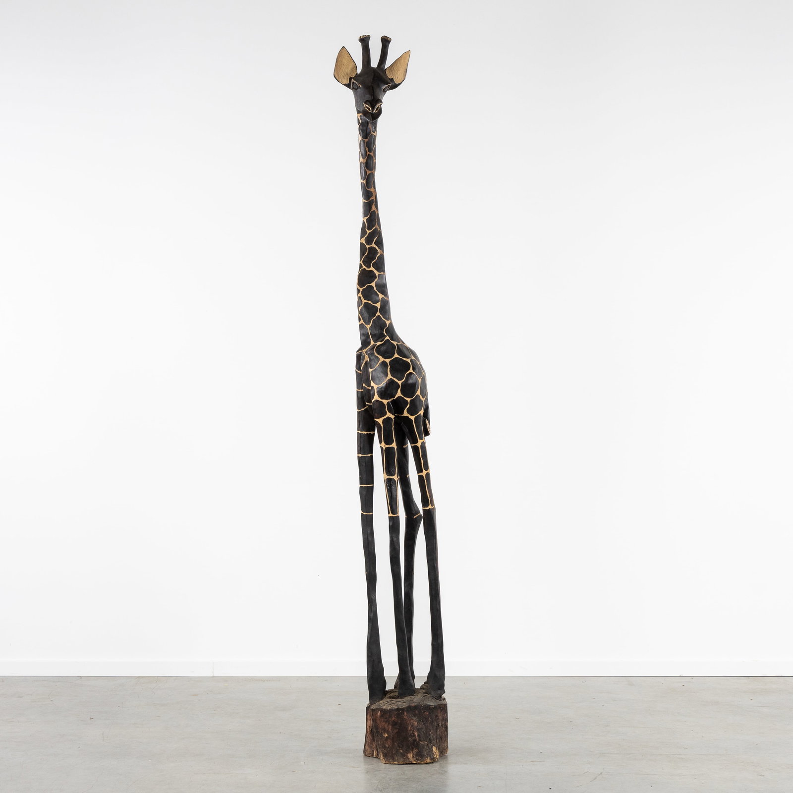 A Large decorative wooden sculpture of a giraffe.: A Large decorative wooden sculpture of a giraffe. Sculptured and patinated wood. Dimensions: (W:30 x H:252 x L:30 cm) The absence of a condition report does not imply a perfect item. Please send us an