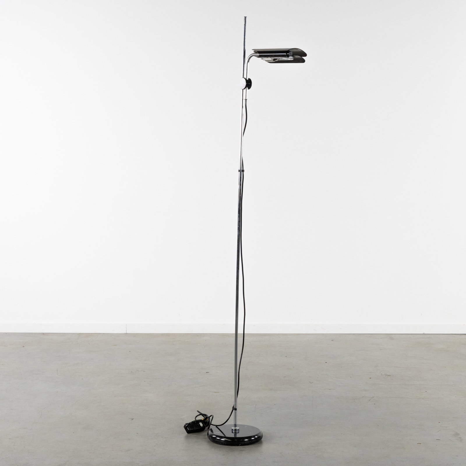 Bruno Gecchelin (1939) 'Tegola', a floor lamp, for Skipper and Pollux, Italy, circa 1980. (1 of 7)