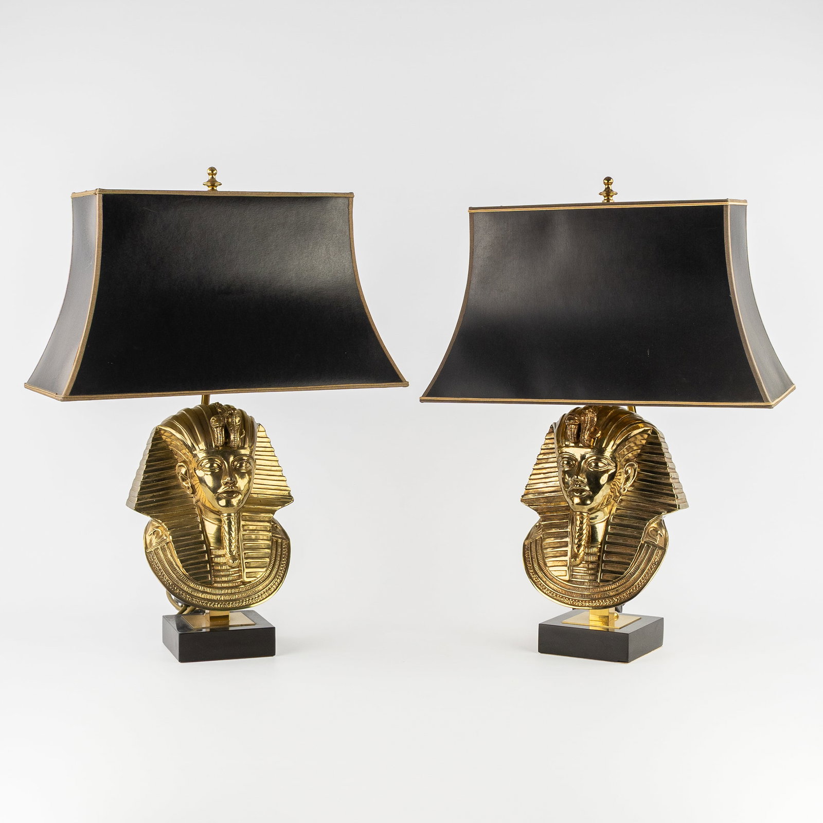 Deknudt, 'King Tutanchamon', a pair of table lamps. Hollywood Regency style. Circa 1980.: Deknudt, 'King Tutanchamon', a pair of table lamps. Hollywood Regency style. Circa 1980. A pair of table lamps. Image with the death mask of Pharaoh Tutanchamun. Circa 1980. Dimensions including the