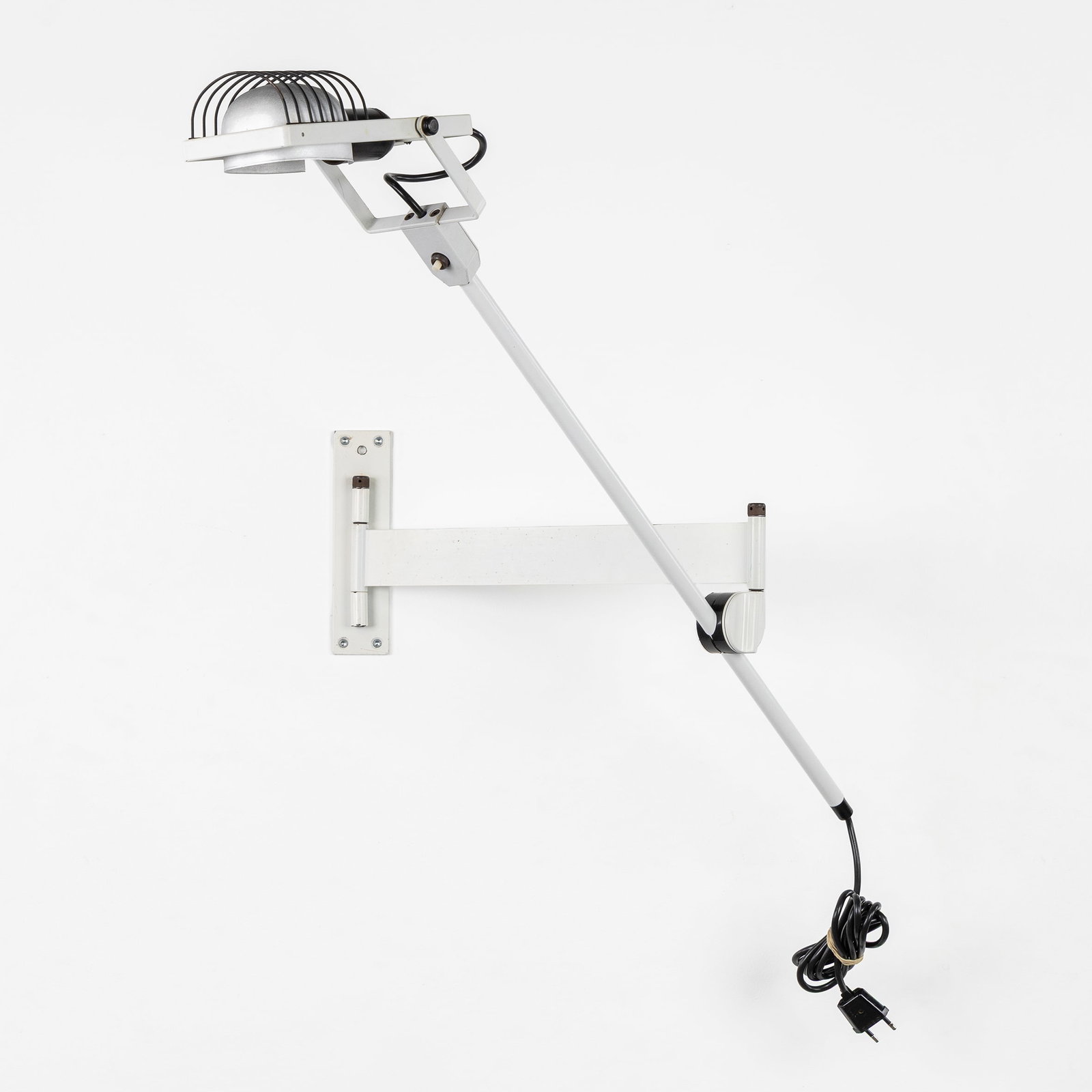 Ernesto Gismondi (1931-2020) 'Sintesi a Morsetto', a wall-mounted lamp, for Artemide, Italy, circa: Ernesto Gismondi (1931-2020) 'Sintesi a Morsetto', a wall-mounted lamp, for Artemide, Italy, circa 1970. White lacquered metal.Wall-mounted lamp or desk lamp.Model 'Sintesi a Morsetto'.Design by Ernes