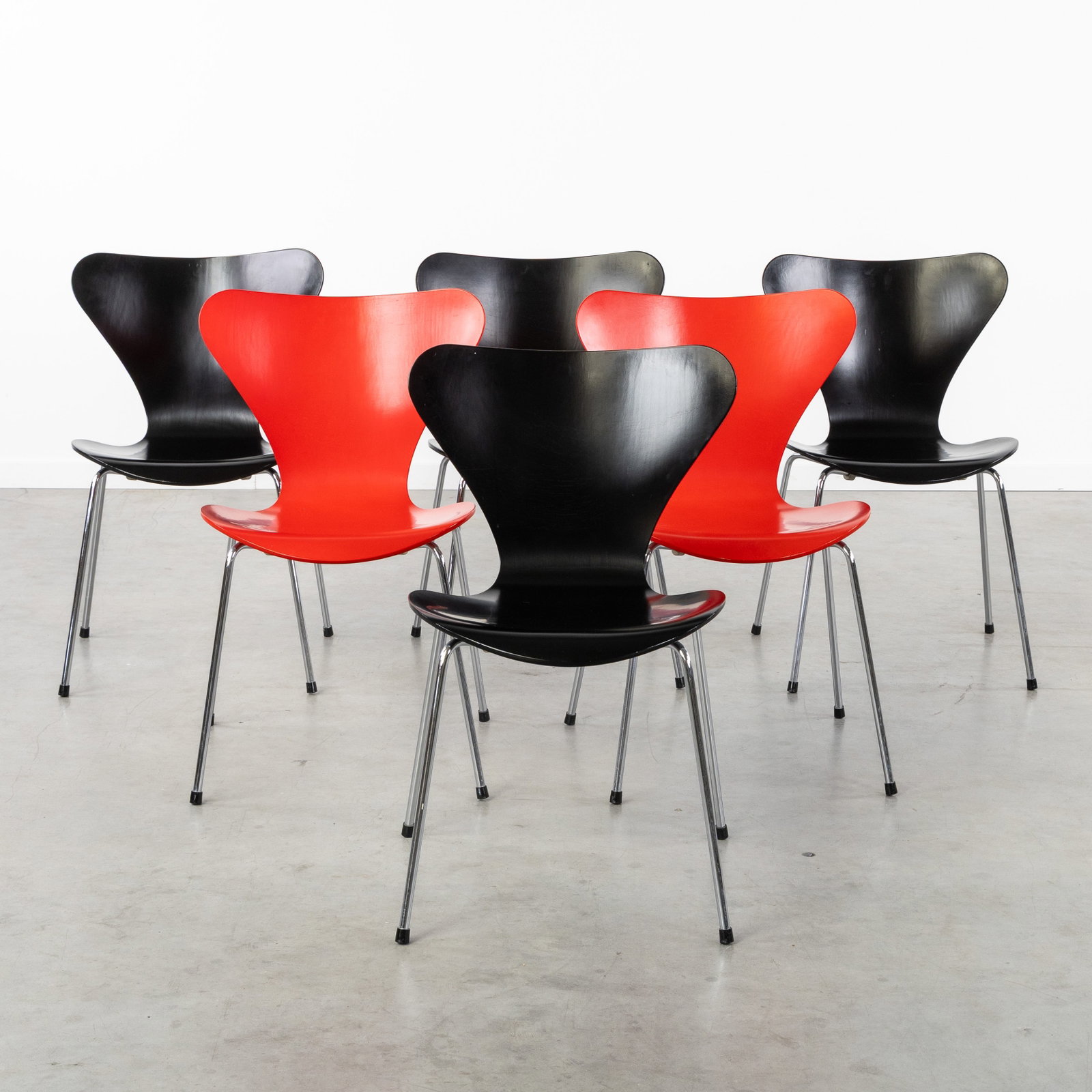 Arne Jacobsen (1902-1972) 'Butterfly Chair', a set of 4 + 2 chairs, for Fritz Hansen, Denmark, 1991. (1 of 7)