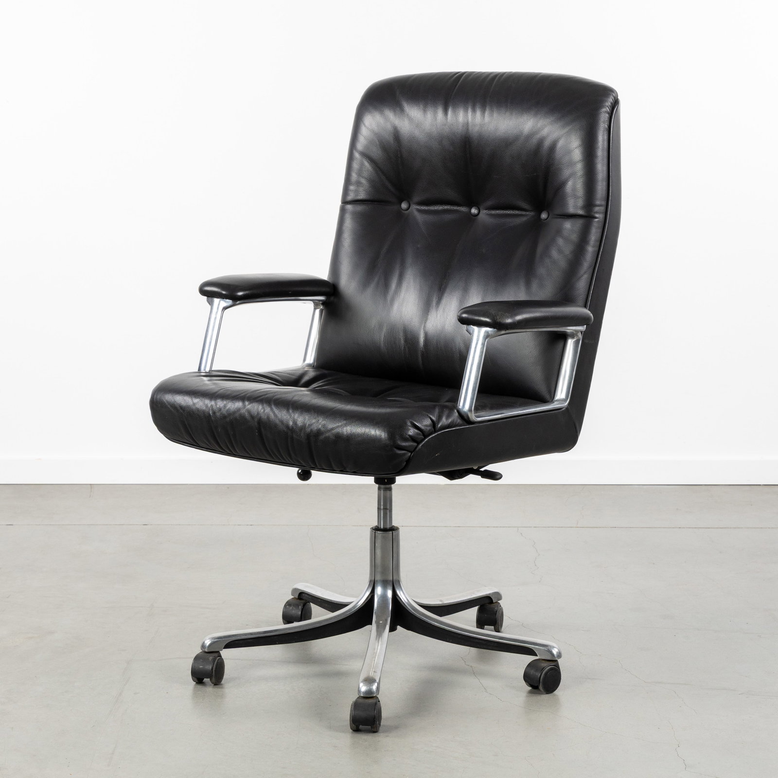 Osvaldo Borsani (1911-1985) 'P125' for Tecno, an executive office chair. (1 of 10)