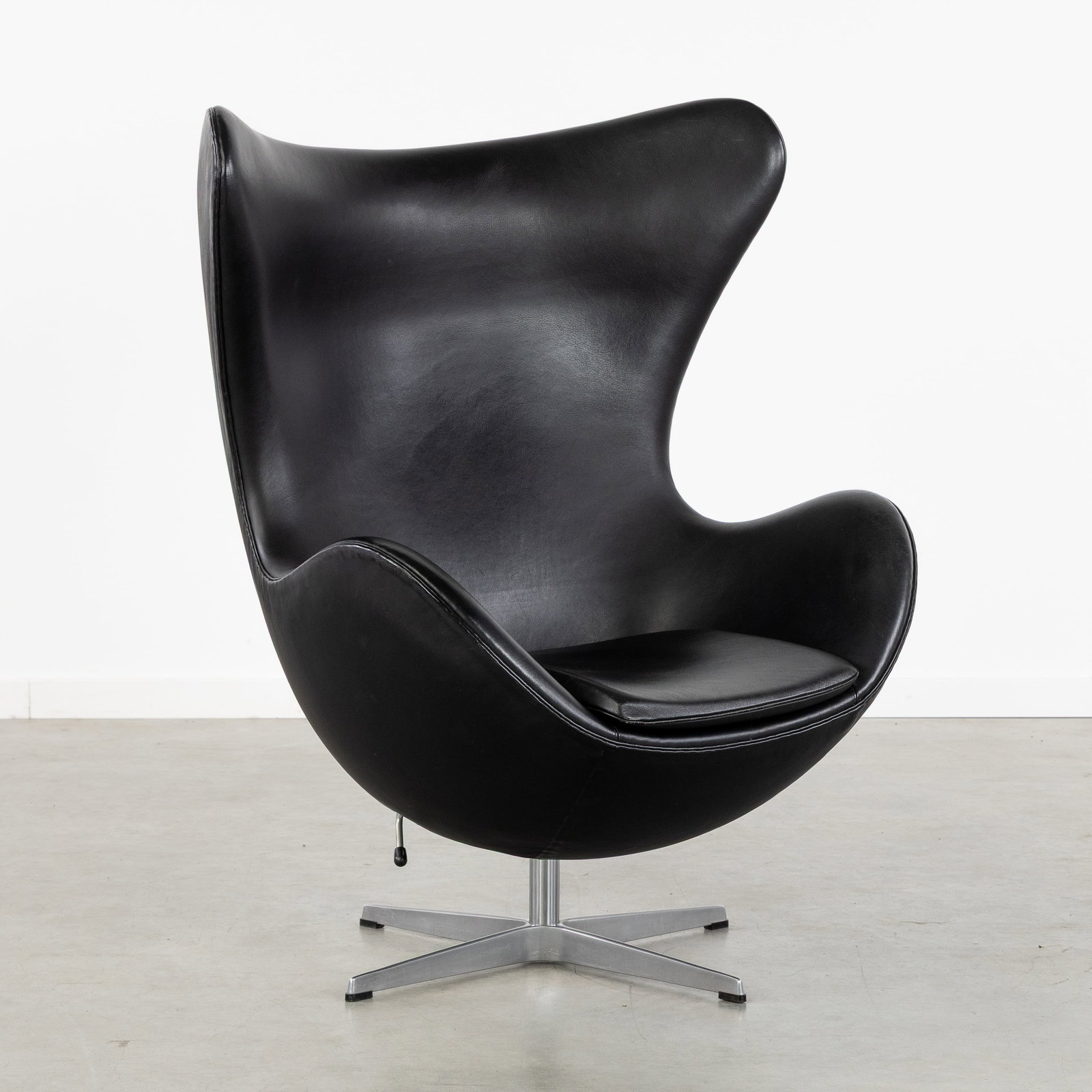 Arne Jacobsen (1902-1971) 'Egg Chair' for Frits Hansen. (1 of 9)