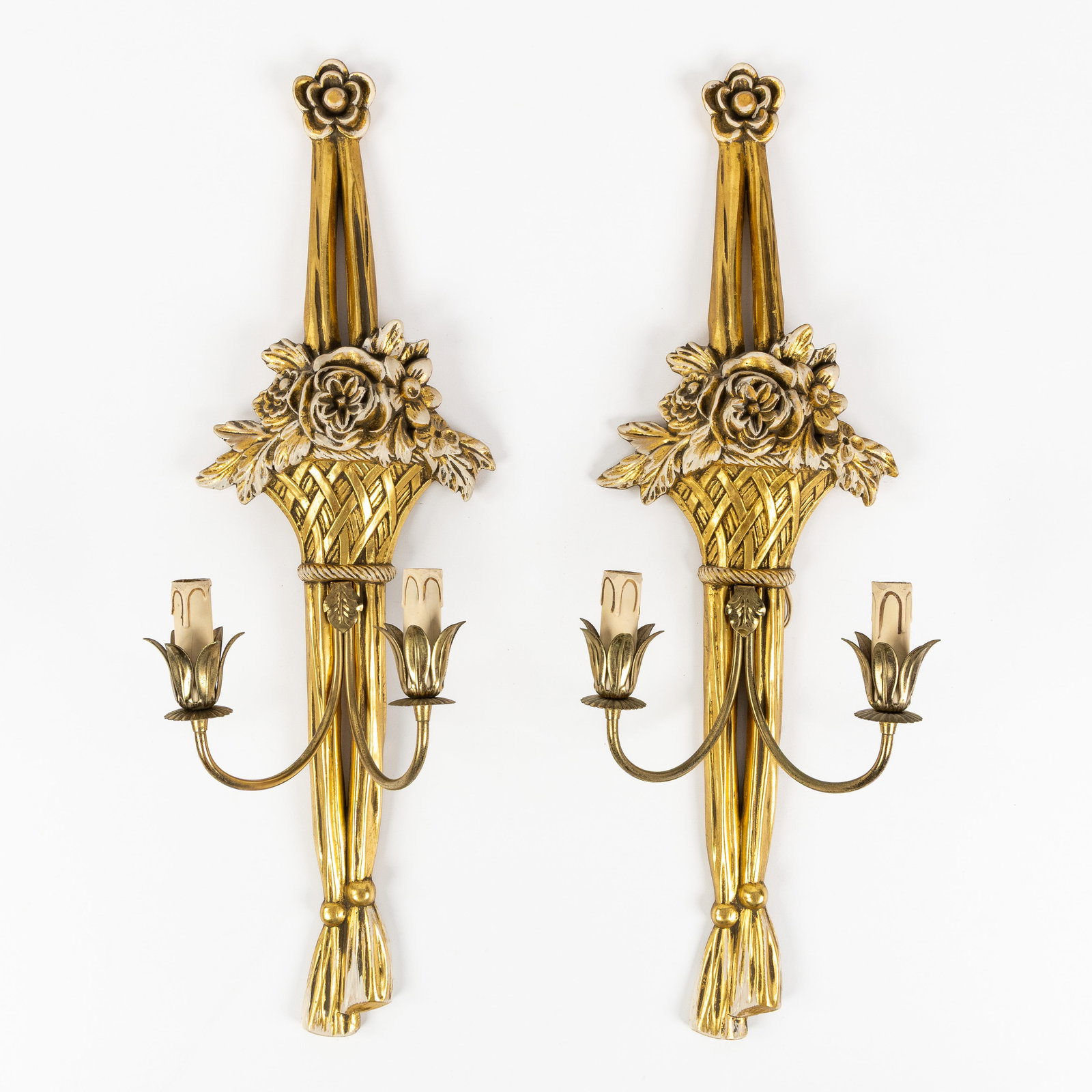 A Pair of gilded Italian Wall lamps or Appliques, decorated with flower baskets, 20th C. (1 of 7)