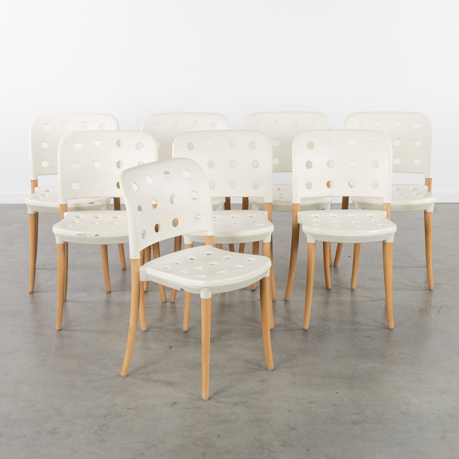 Antonio Citterio (1950) 'Minni', a set of 8 chairs, for Halifax, Italy, circa 1980.: Antonio Citterio (1950) 'Minni', a set of 8 chairs, for Halifax, Italy, circa 1980. White plastic and wood.A set of 8 dining chairs.Design by Antonio Citterio, for Halifax.Marked 'Chair MINNI - Design
