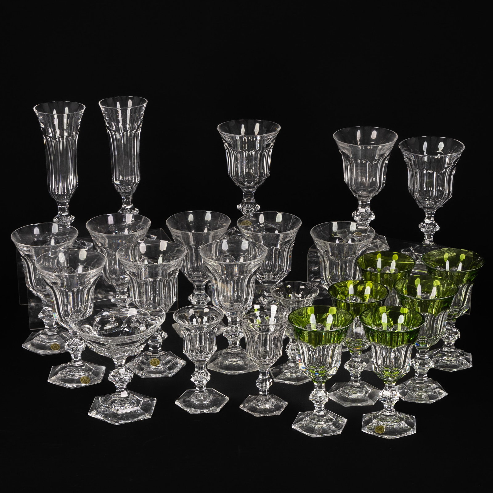 Val Saint Lambert, Metternich, 23-piece glass service, cut and coloured crystal.: Val Saint Lambert, Metternich, 23-piece glass service, cut and coloured crystal. Cut and coloured crystal.11 red wine glasses, clear glass (H: 15 cm)6 white wine glasses, green colored glass (H: 13.5 
