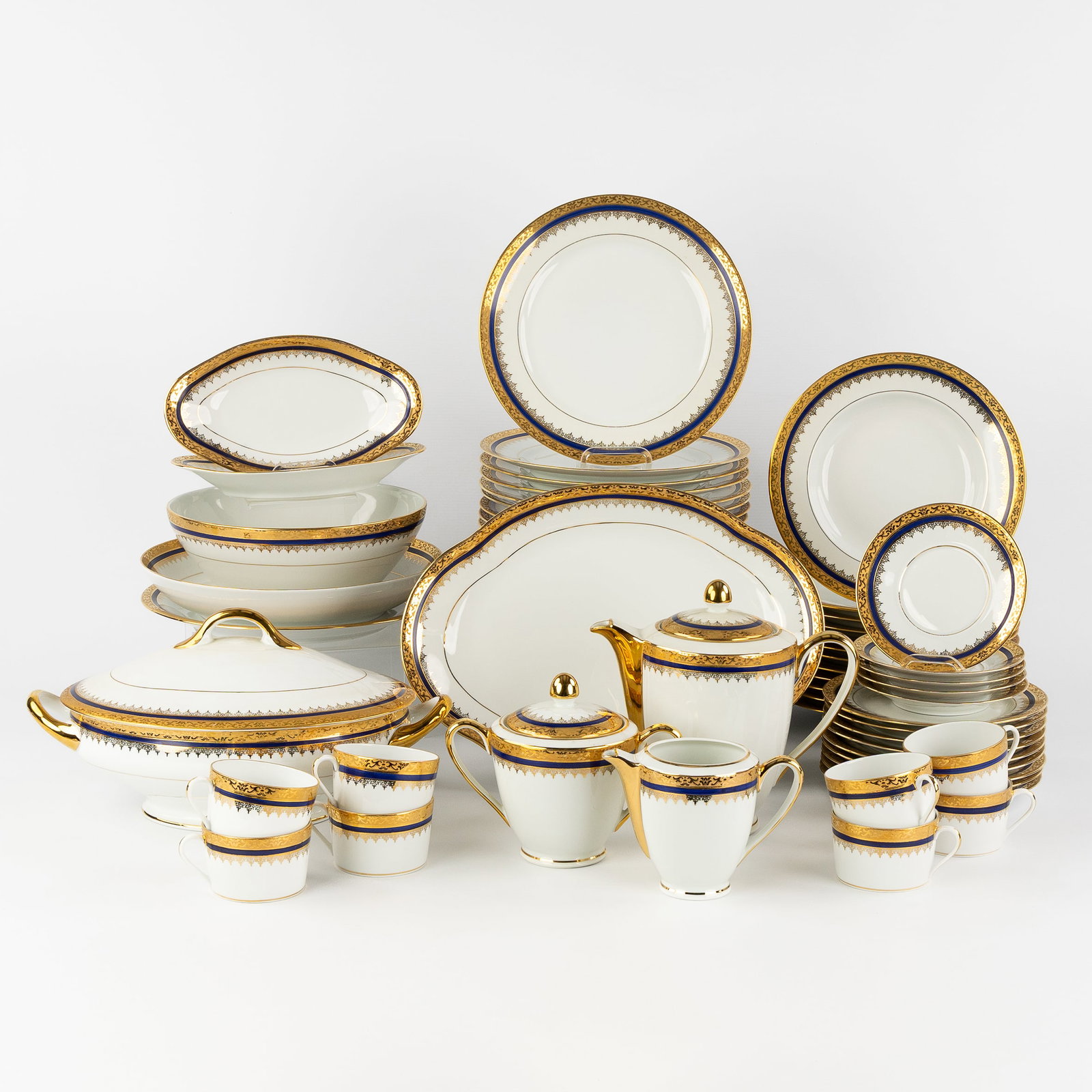 Limoges, a 68-piece porcelain dinner service, blue and gilded rims. (1 of 14)