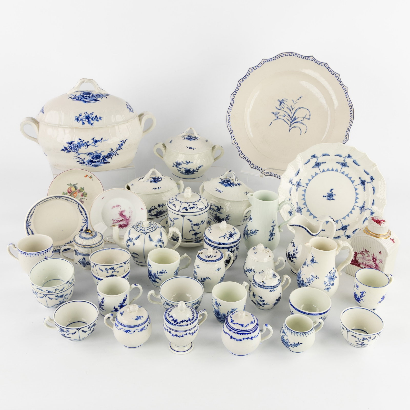 A Collection of Tournai porcelain, Vieux Tournai, Decor à la Mouche, à l'Immortel de Saxe, Ronda (1 of 16)