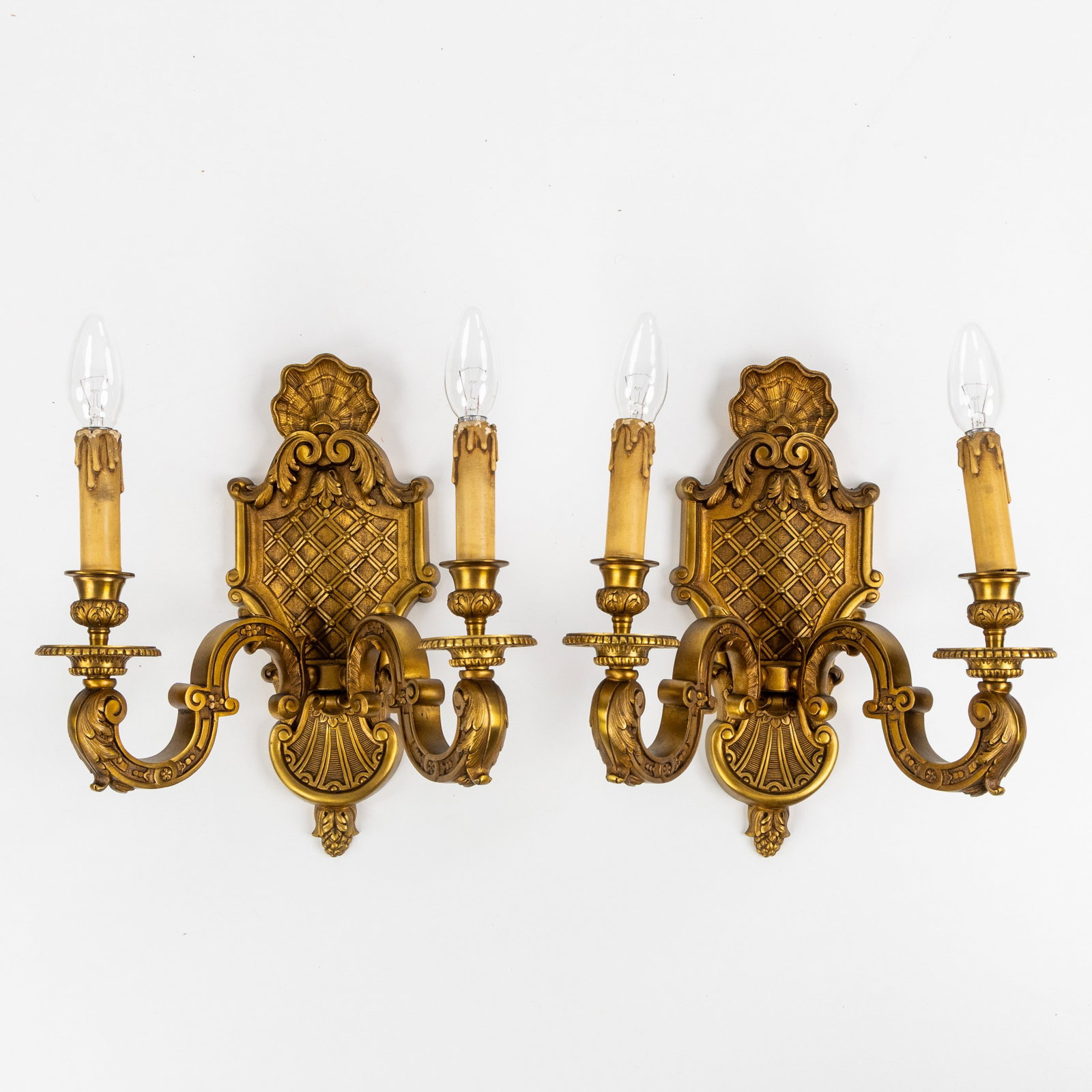 A Pair of wall lamps, gilt bronze. Louis XVI style, First half of the 20th C. (1 of 4)