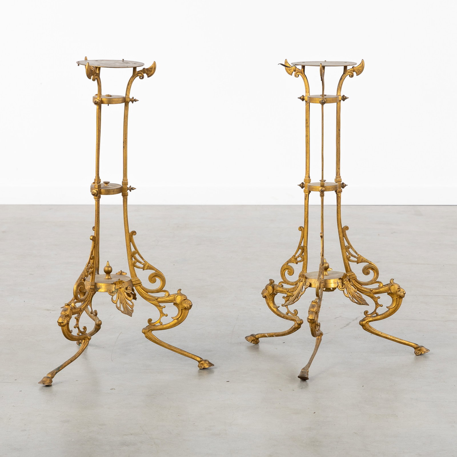 A Pair of gilded bronze pedestals or consoles, Napoleon III, late 19th C.: A Pair of gilded bronze pedestals or consoles, Napoleon III, late 19th century. Gilded bronze.Decorated with lion heads and hoofed 'sabot' feet.Napoleon III, late 19th century. Diameter of the pl
