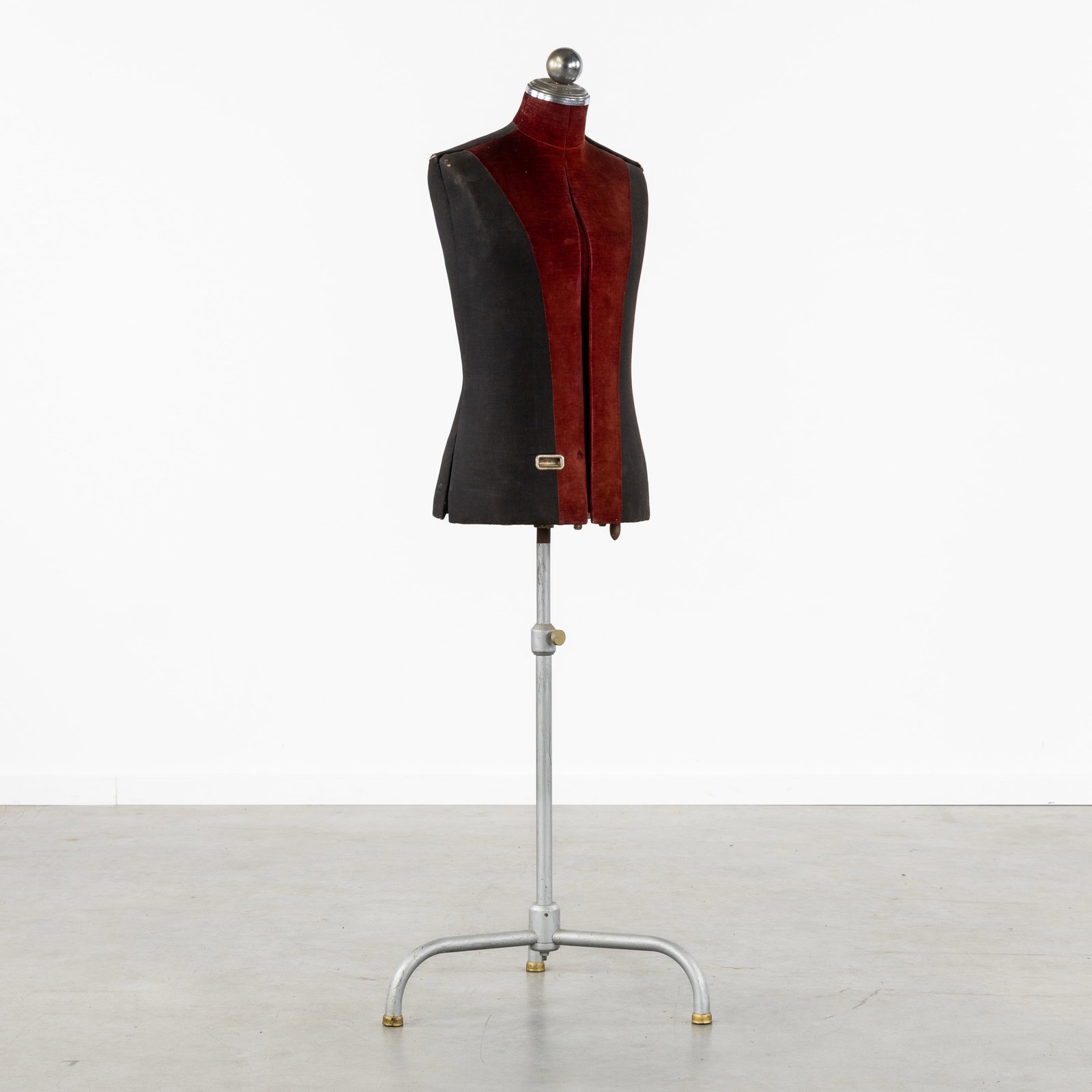 An Art Deco or Bauhaus adjustable mannequin, size 44 to 48, circa 1930-1950. (1 of 8)