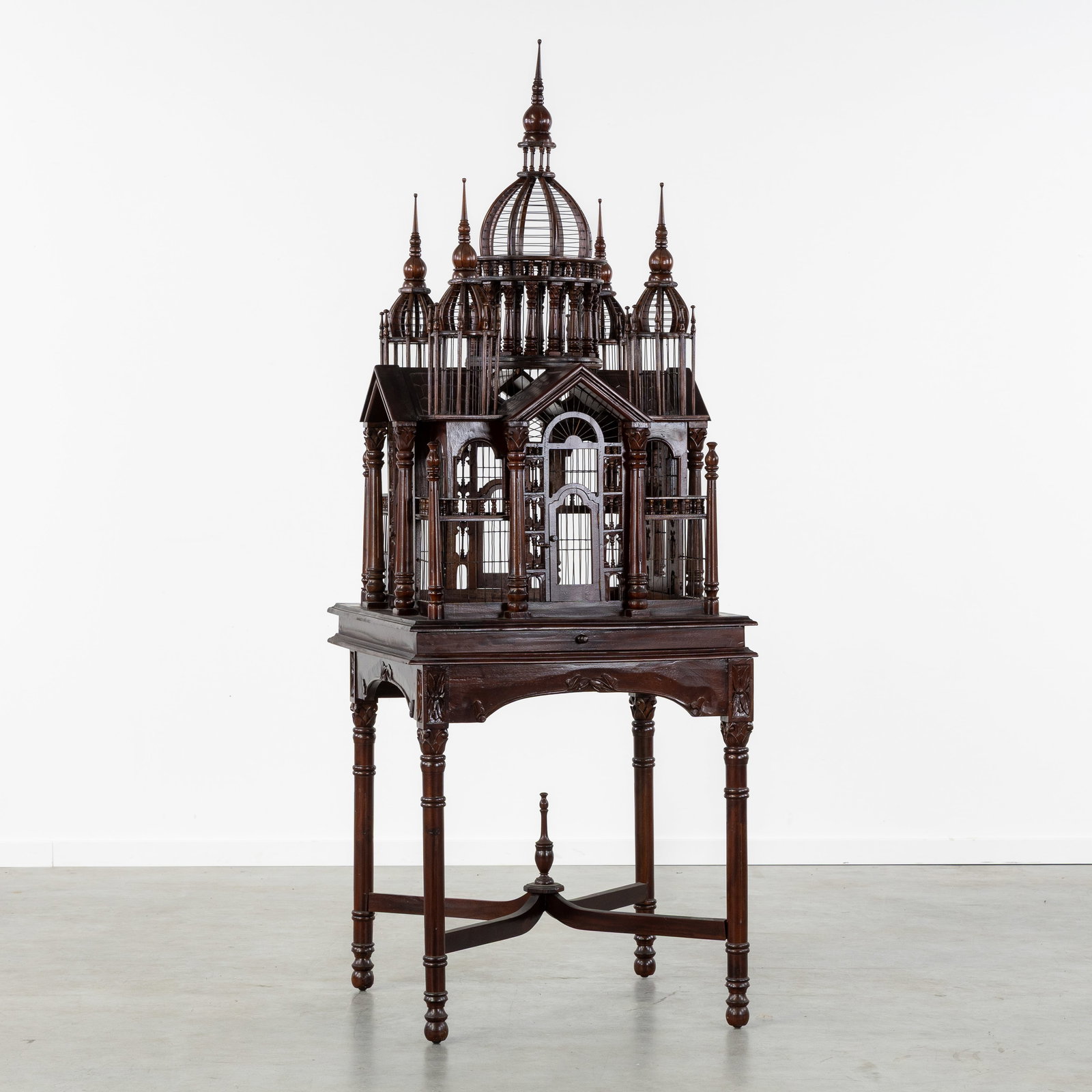 A Large and decorative 'Cathedral' birdcage, Mahogany-coloured wood, Victorian style, 20th C. (1 of 8)