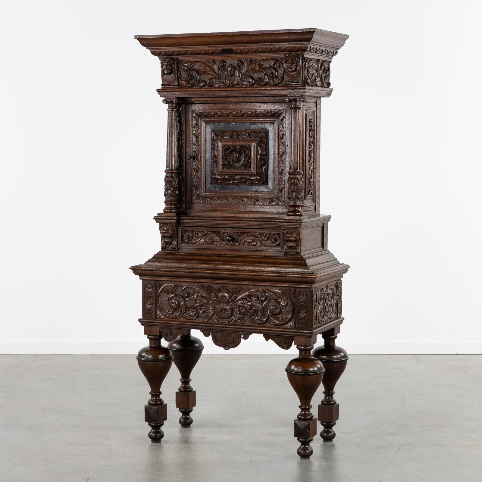 A Bahut, richly sculpted oak with fluted columns and portrait medallions, Neo-Renaissance, 19th C.: A Bahut, richly sculpted oak with fluted columns and portrait medallions, Neo-Renaissance, 19th century. Sculptured oak.Bahut with single-door cabinet and drawer.Decorated with lion heads, portrait me