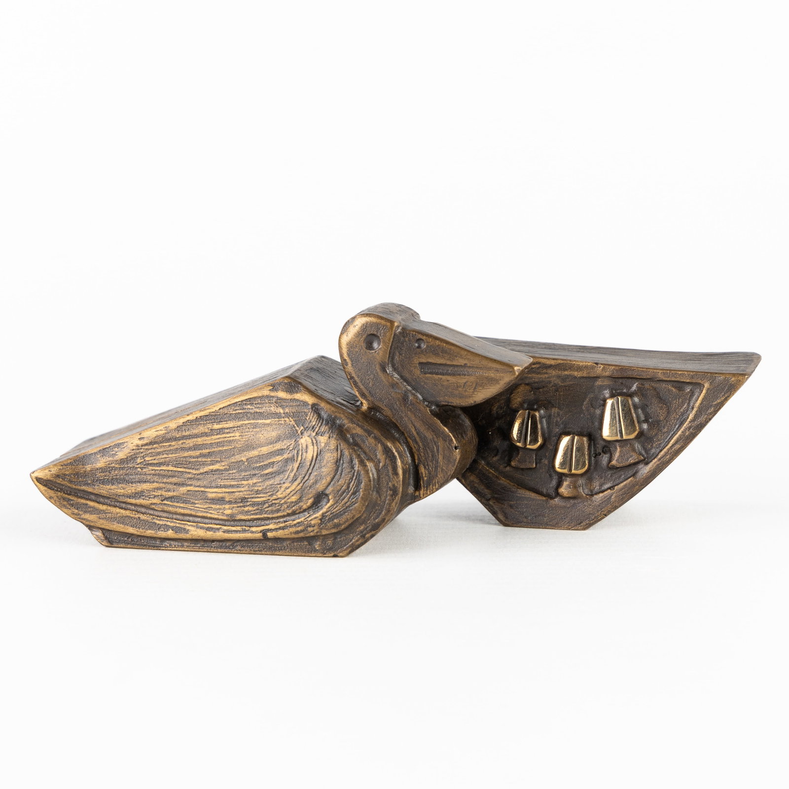Hubert Minnebo (1940) 'Pelican', 47/50, for Stichting Pelicano, patinated bronze (2014).: Hubert Minnebo (1940) 'Pelican', 47/50, for Stichting Pelicano, patinated bronze (2014). Patinated bronze.Signed 'Minnebo' and dated 2014.Numbered 47/50.Made for Stichting Pelicano. Included is a book