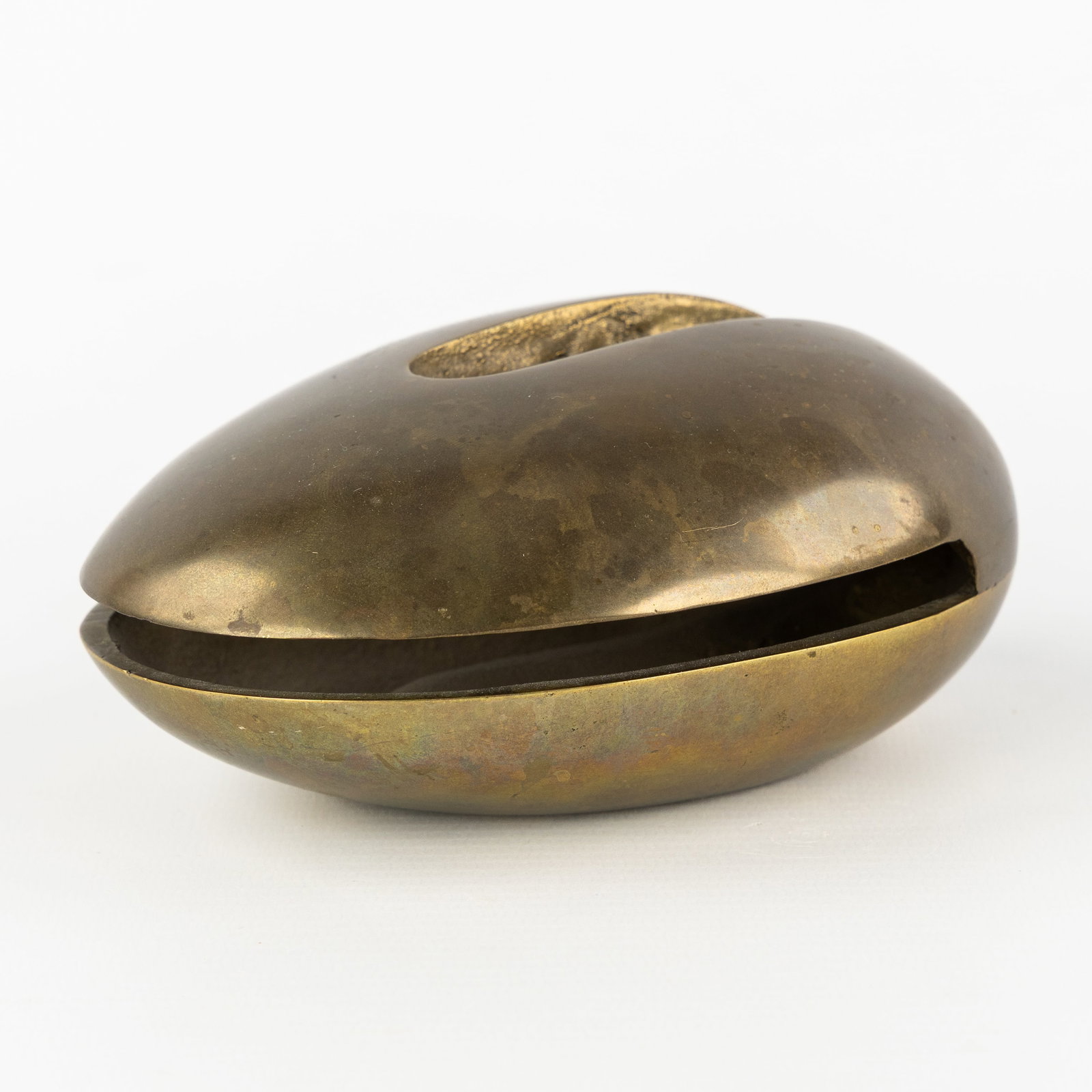 An Abstract bronze sculpture, signed and numbered 20/200, 20th C.: An Abstract bronze sculpture, signed and numbered 20/200, 20th century. Polished bronze.Indistinctly signed.Numbered 20/200. Dimensions: (W:13 x H:6,5 x L:10,5 cm) The absence of a condition report do