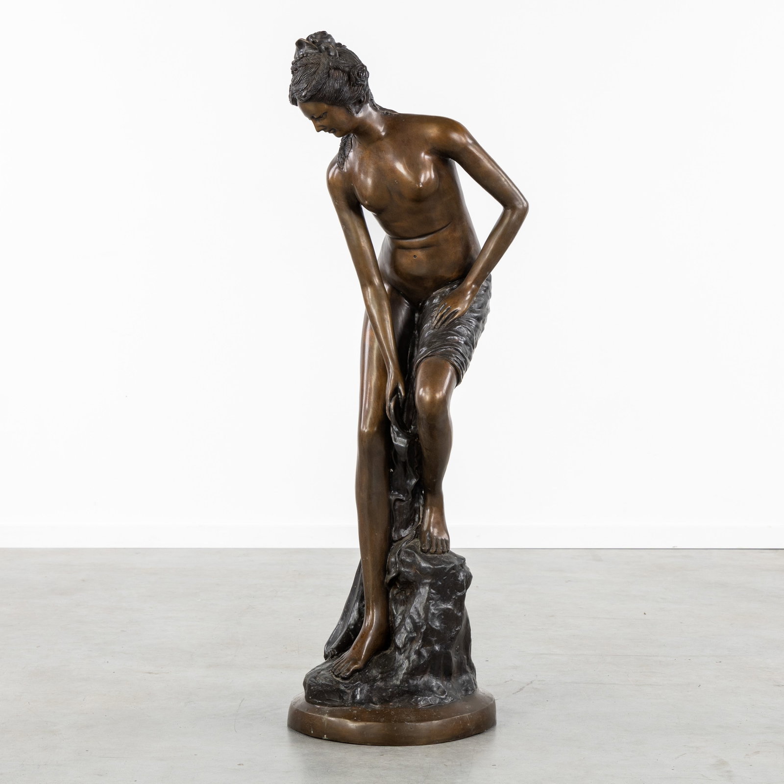 'Bathing Venus' or 'Nude Bather', a large bronze sculpture, 20th C.: 'Bathing Venus' or 'Nude Bather', a large bronze sculpture, 20th century Patinated bronze.Representation of 'Bathing Venus' or 'Nude Bather', inspired by the work of Christophe Gabriel Allegrain (1710
