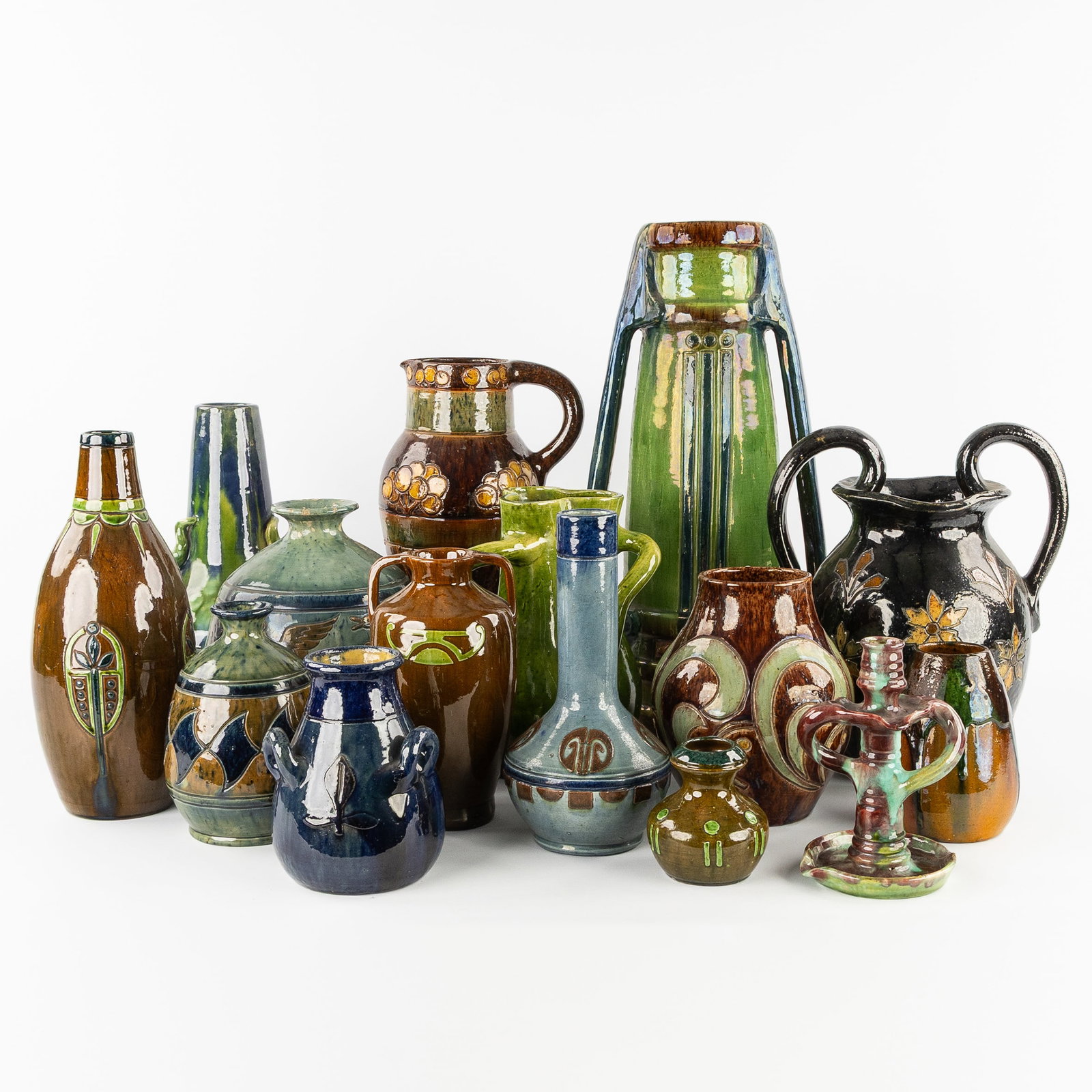 Laignel, 15 pieces of Flemish earthenware. Early 20th century. (1 of 13)